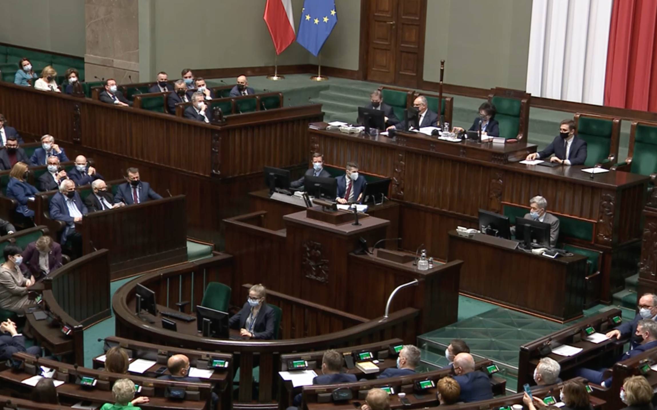 Grafika do artykułu Sejm przyjął ustawę o pomocy uchodźcom z Ukrainy. A PiS przepchnął okrojoną „bezkarność plus”