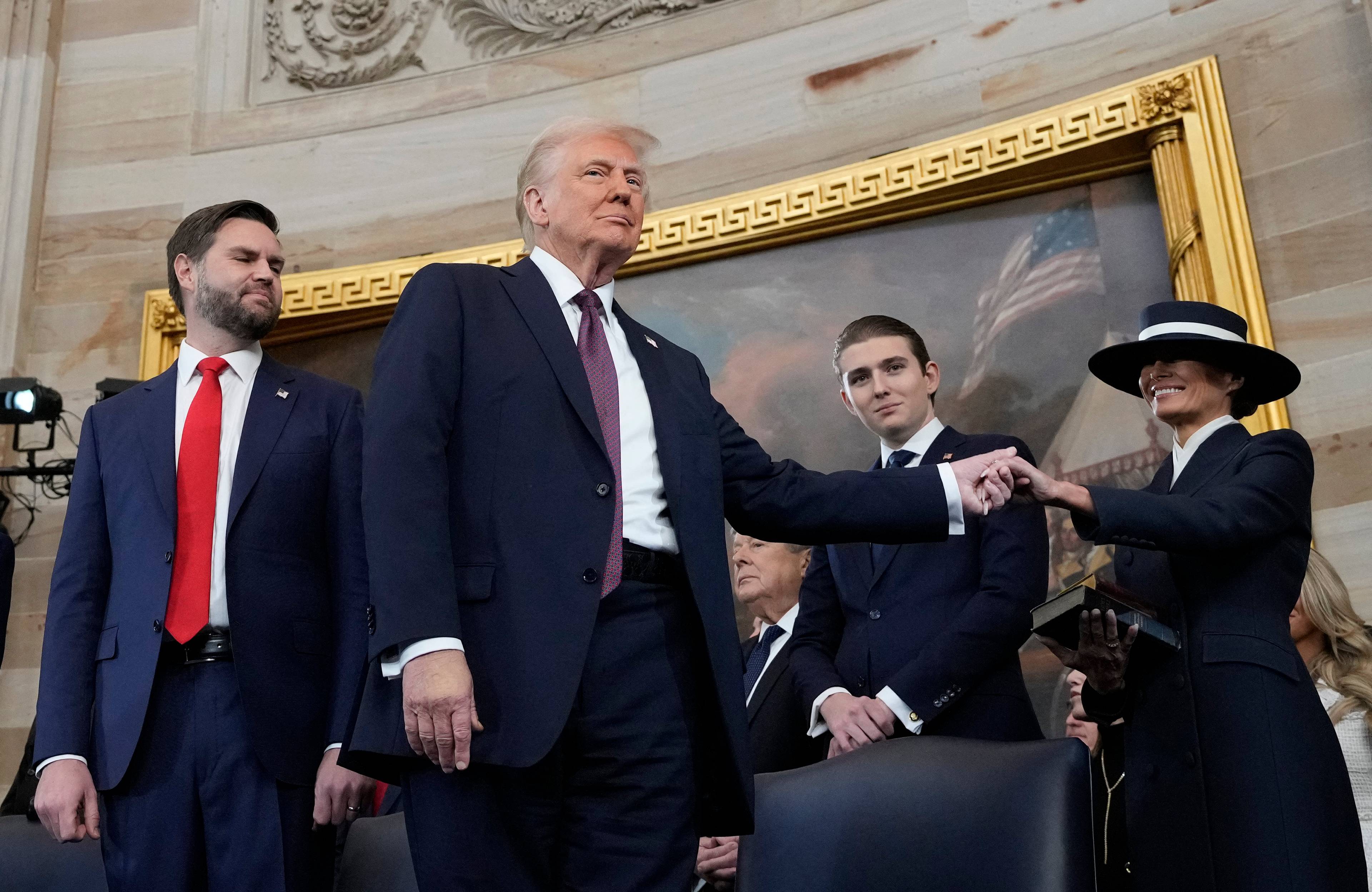 Prezydent Donald Trump i jego żona Melania tuż po złożeniu przez Trumpa przysięgi podczas 60. inauguracji prezydenckiej w Rotundzie Kapitolu Stanów Zjednoczonych w Waszyngtonie, poniedziałek, 20 stycznia 2025 r.