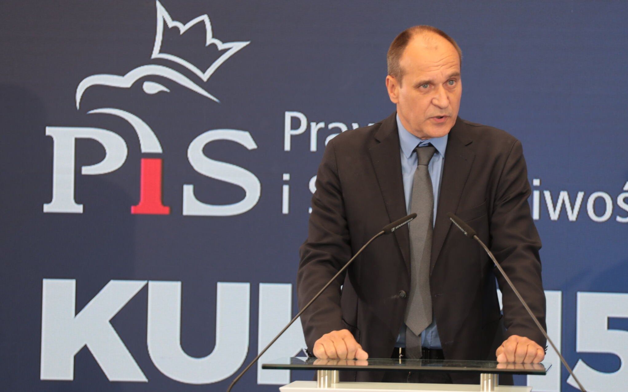 14.06.2021  Warszawa , Zamek Ujazdowski , Pawel Kukiz z Kukiz'15 podczas wspolnej konferencji prasowej z Prezesem Prawa i Sprawiedliwosci Jaroslawem Kaczynskim na temat umowy o wspolpracy programowej PiS i Kukiz'15 .
Fot. Slawomir Kaminski / Agencja Gazeta