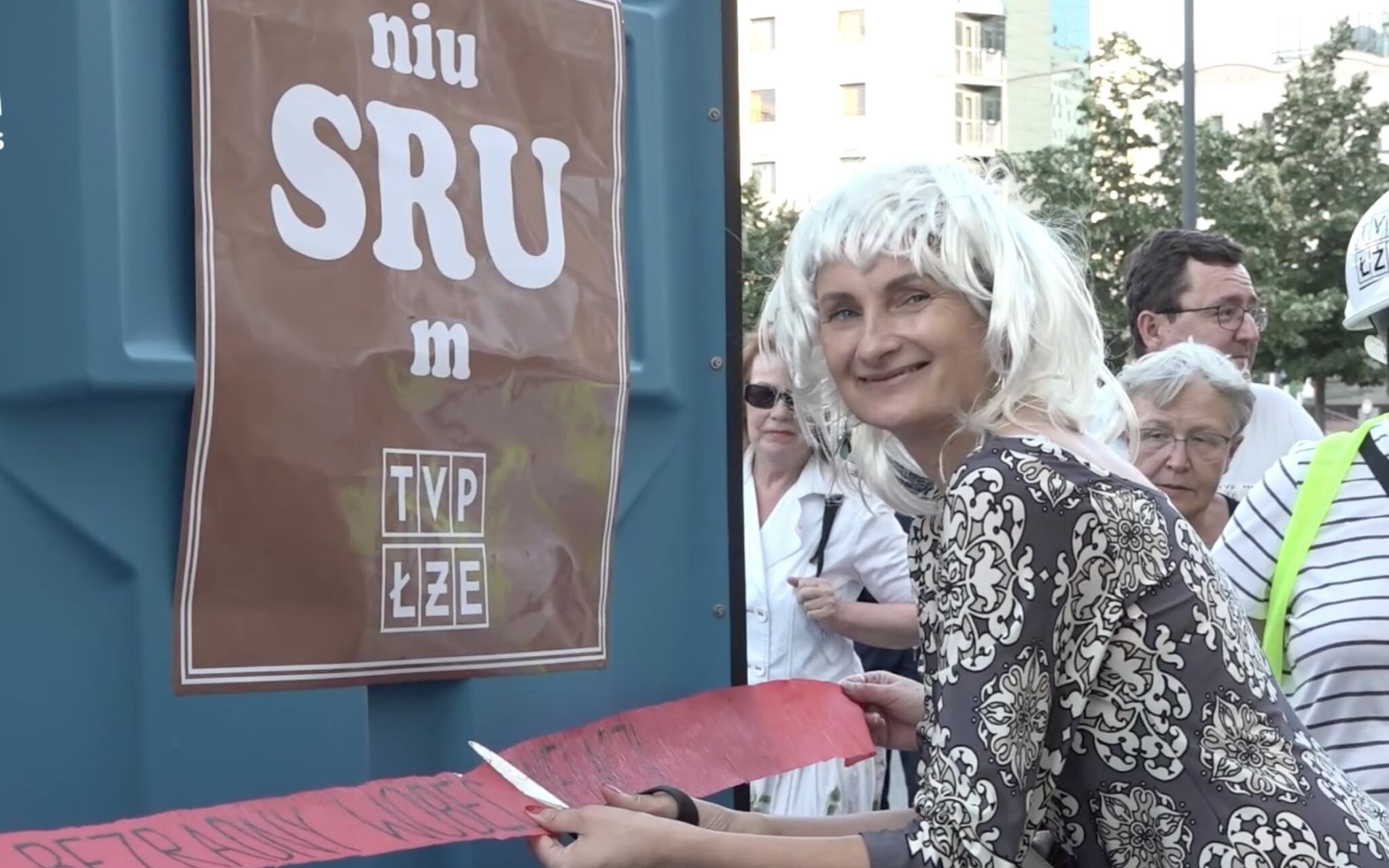 Grafika do artykułu TVP ŁŻE razy 1000. Lotna Brygada Opozycji parodiuje dziennikarzy Kurskiego