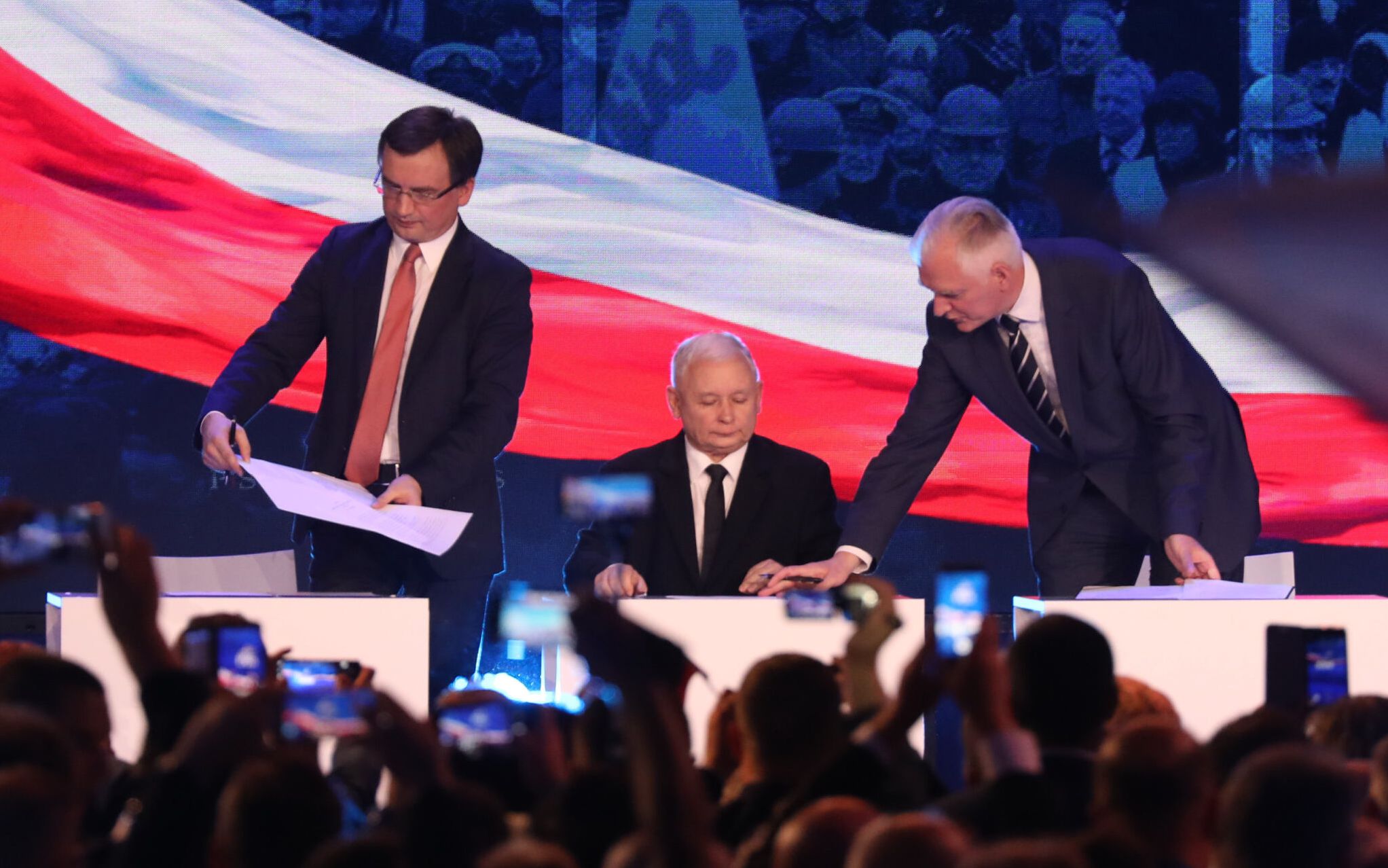 02.09.2018 Warszawa , ul Pradzynskiego Expo XXI . Prezes Solidarnej Polski Zbigniew Ziobro (L) , prezes PiS Jaroslaw Kaczynski (C) i prezez Porozumienia Jaroslaw Gowin (P) podpisali porozumienie dot. wspolpracy w ramach Zjednoczonej Prawicy
Fot. Slawomir Kaminski / Agencja Gazeta