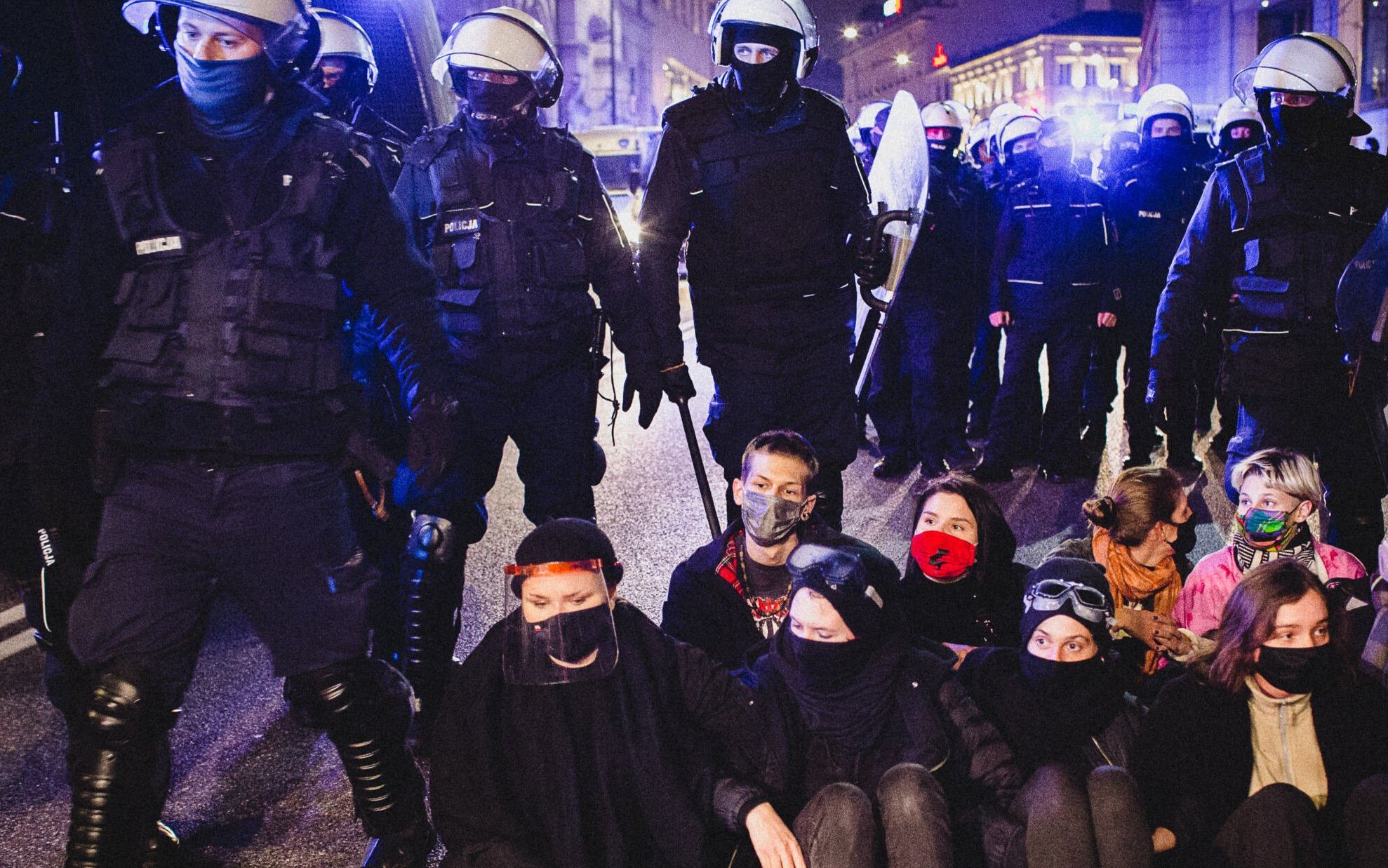 Grafika do artykułu Strajk Kobiet i policyjne pałki w poniedziałkowy wieczór. "Blokowali jedną ulicę, szliśmy drugą"