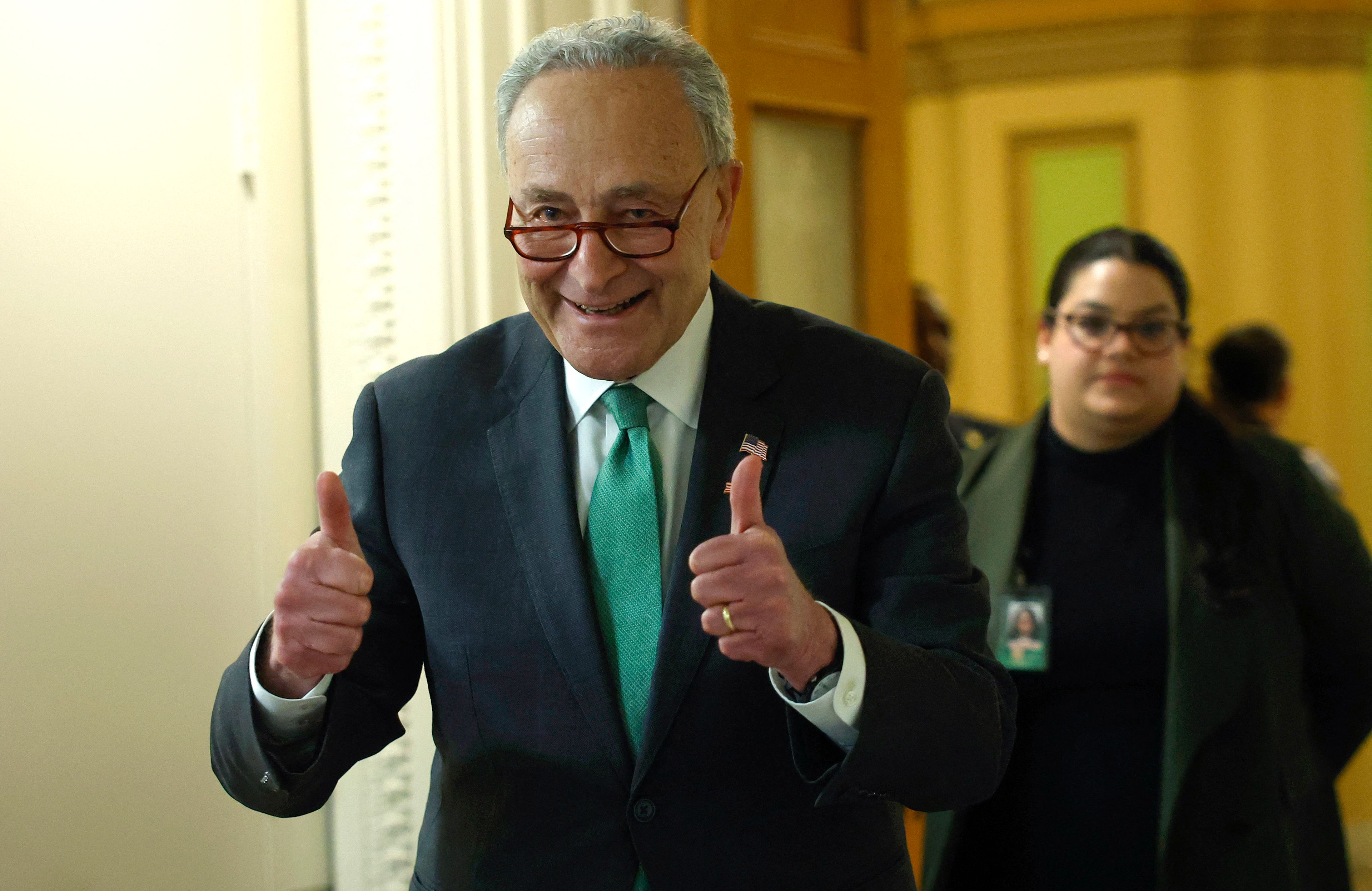 Chuck Shumer pokazuje kciuki w gorę na znak triumfu
