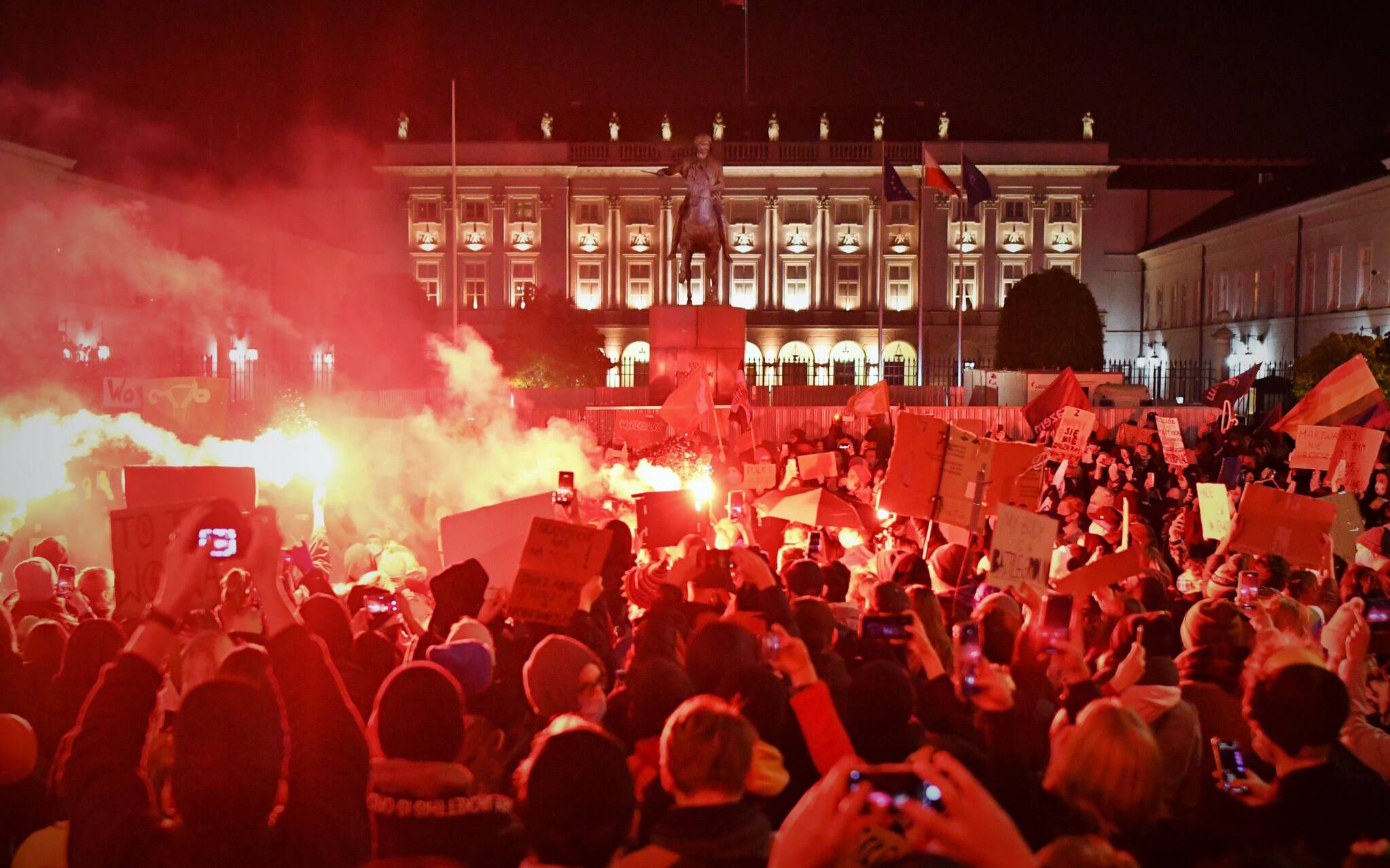 Grafika do artykułu "Wolność, równość, aborcja na żądanie!" Tłumy pod kurią i pałacem prezydenckim, protesty w całej Polsce