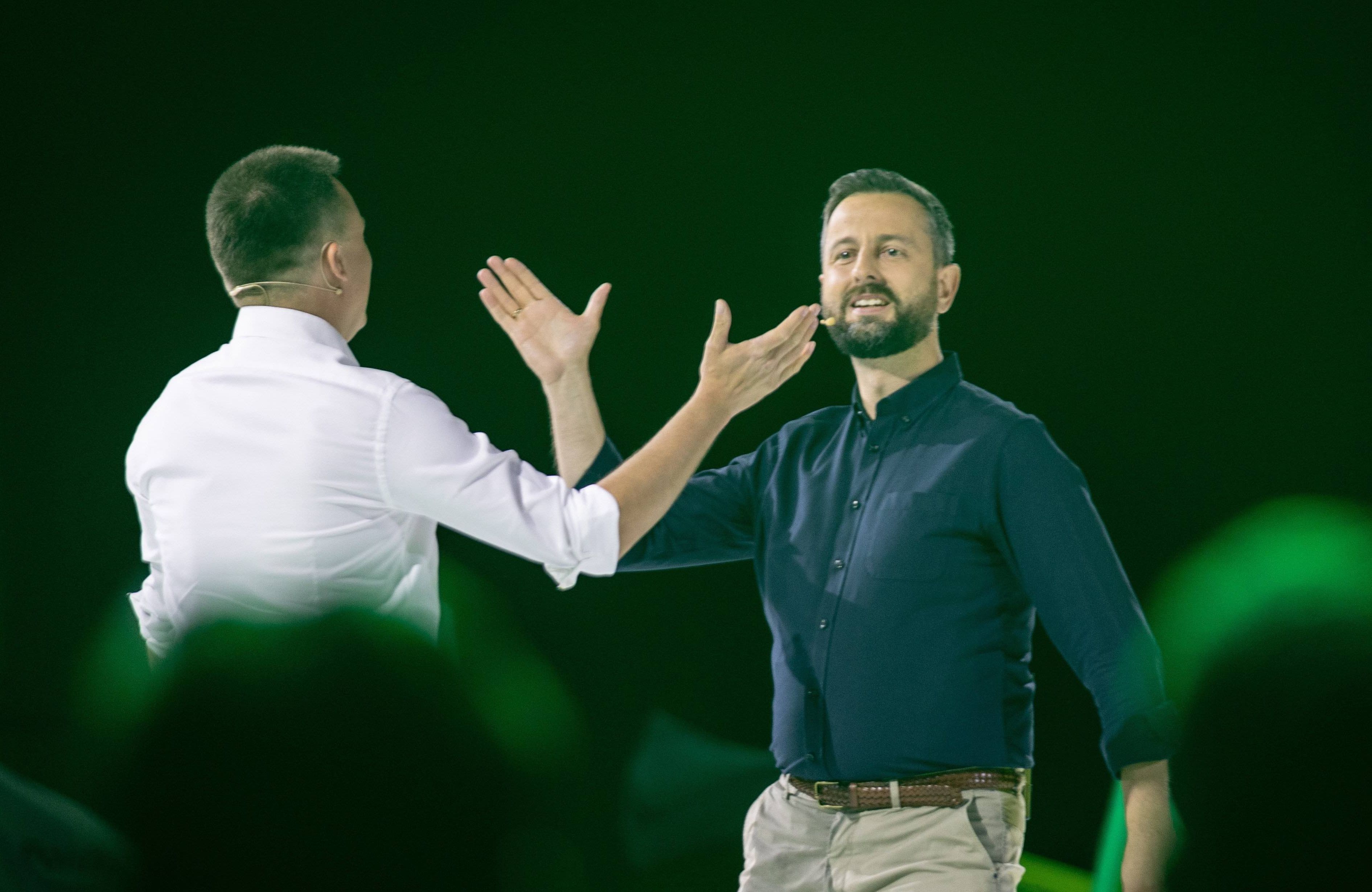 Szymon Hołownia i Władysław Kosiniak-Kamysz przybijają sobie piątkę na scenie podczas wiecu wyborczego