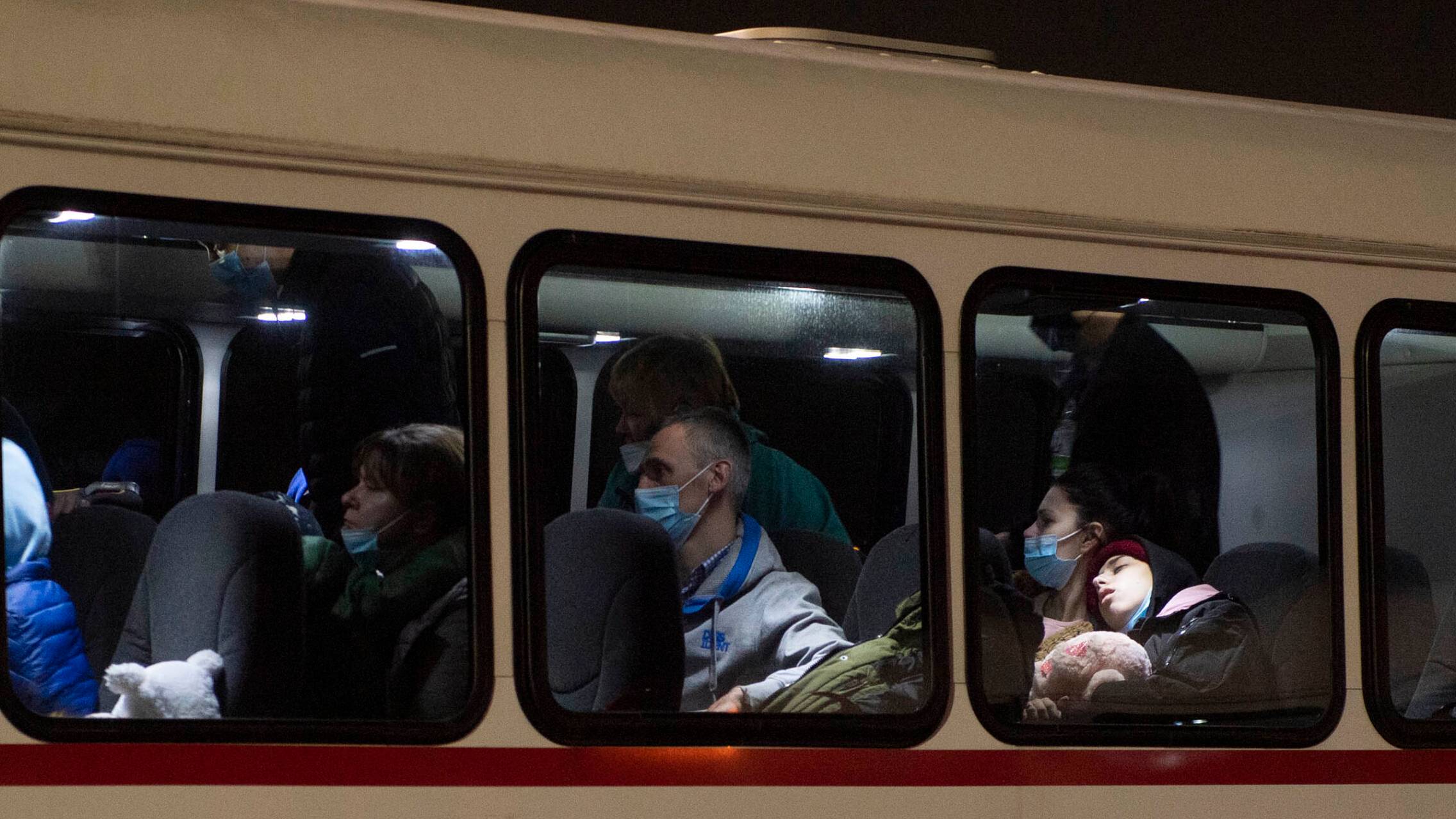autobus z chorymi dziećmi ewakuowanymi z Ukrainy