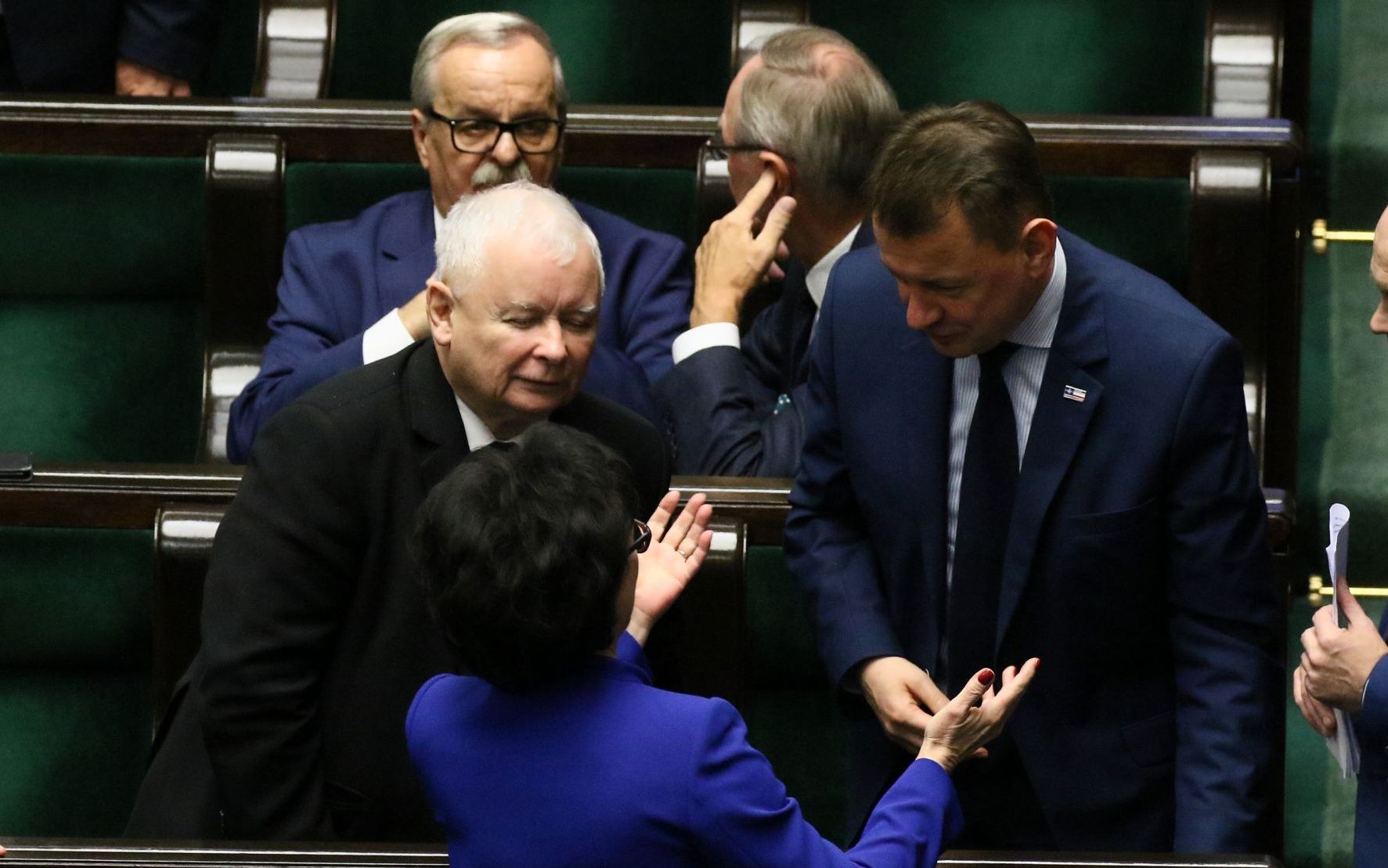 Grafika do artykułu Jest środek epidemii, a służby porządkowe zajmują się doręczaniem pakietów wyborczych do domów. "Farsa"