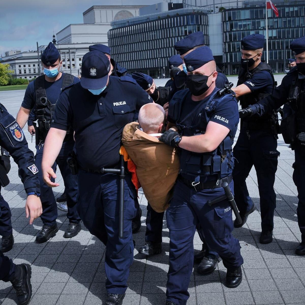 Летающая бригада оппозиции пыталась привлечь полицию к ответственности за насилие эпохи PiS. Почему суд отклонил дело?