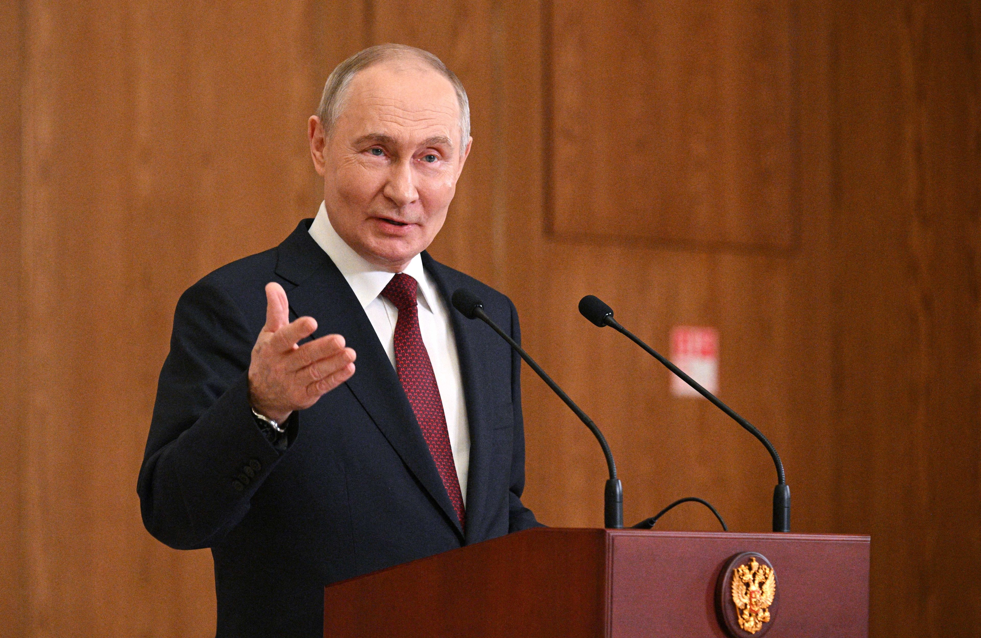 Władimir Putin przed pulpitem