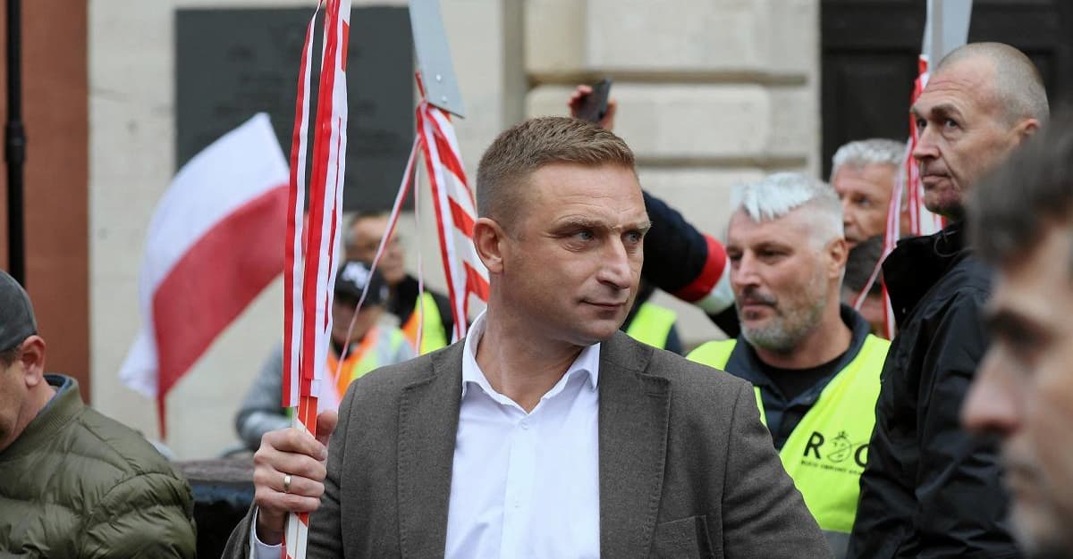 Precedensowe zarzuty dla Bąkiewicza. Za grożenie kosami, „wyrywaniem chwastów” i wypalaniem napalmem