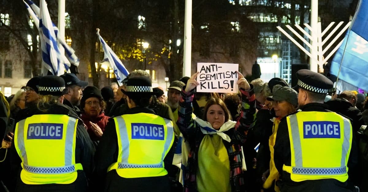 Przemoc motywowana antysemityzmem rośnie na całym świecie. Dlaczego?