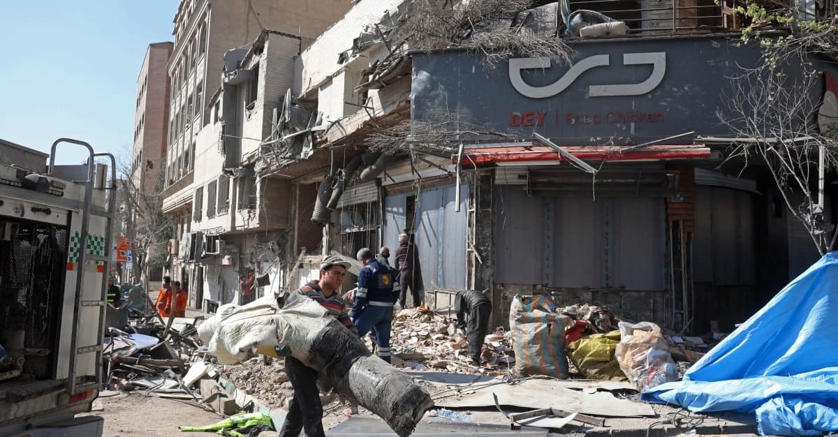 „Śmierć i zniszczenie spadają z nieba”. Przesunięty pogrzeb Chameneiego [PIĄTY DZIEŃ WOJNY]