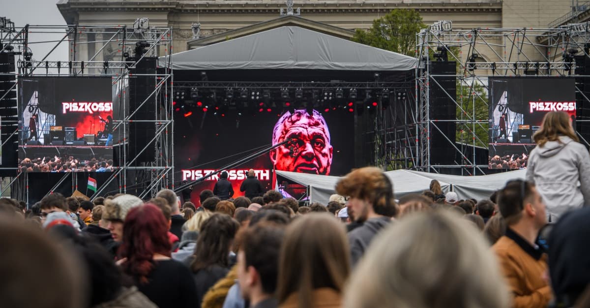 Nieliberalna demokracja poległa na chciwości i pazerności [Korespondencja z Węgier]