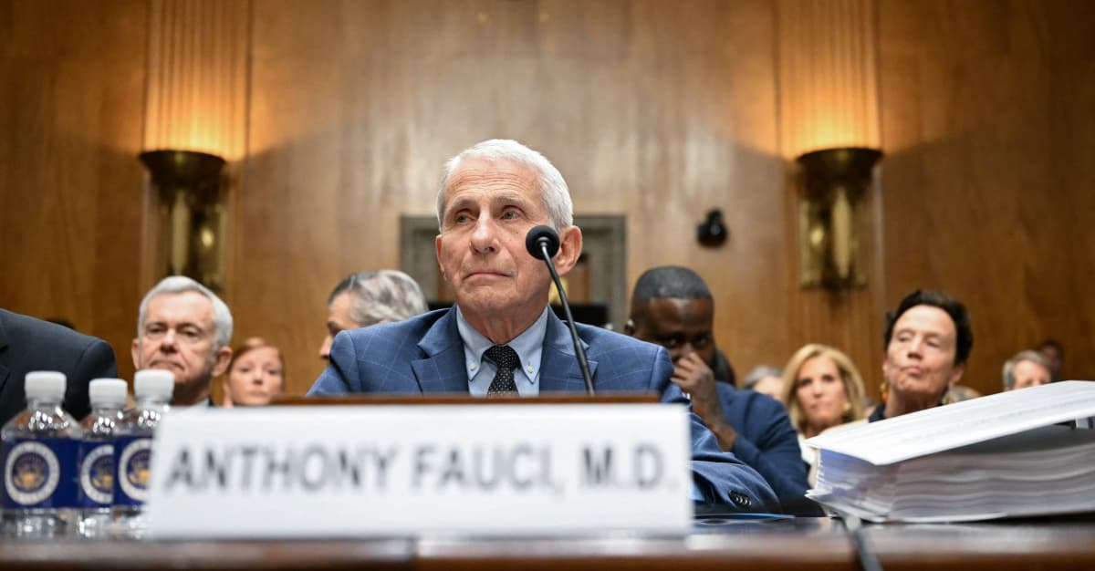 Anthony Fauci zaatakowany za rzekome ukrywanie związku szczepień na COVID-19 z poronieniami