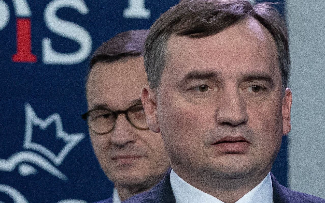 26.09.2020 Warszawa , ul. Nowogrodzka 84/86 . Premier Mateusz Morawiecki (L) i prezes Solidarnej Polski Zbigniew Ziobro (P) podczas oswiadczenia ws. umowy koalicyjnej liderow Zjednoczonej Prawicy .
Fot. Dawid Zuchowicz / Agencja Gazeta