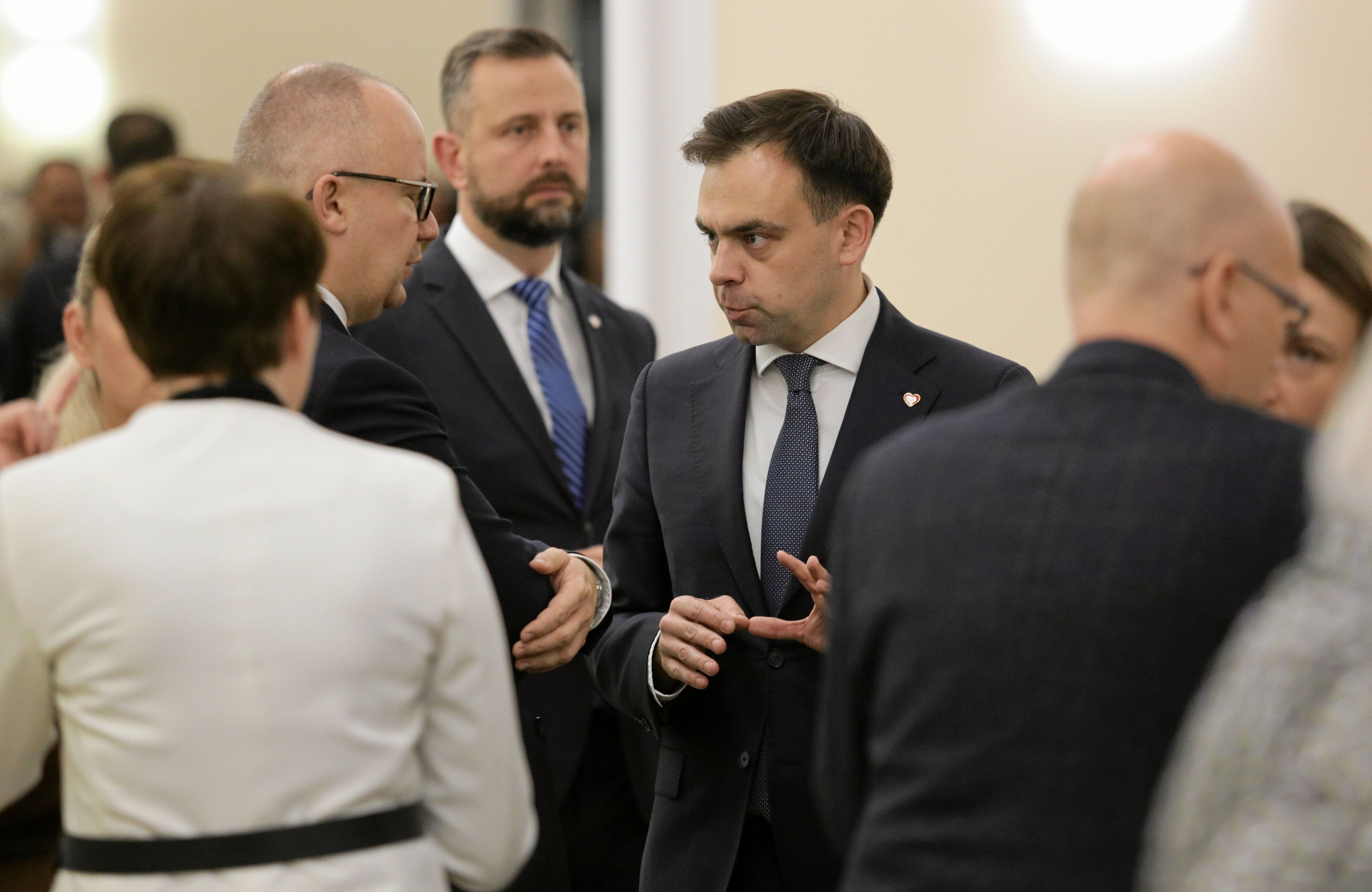 Minister Finansów Andrzej Domański przed posiedzeniem rządu rozmawia z ministrem sprawiedliwości Adamem Bodnarem
