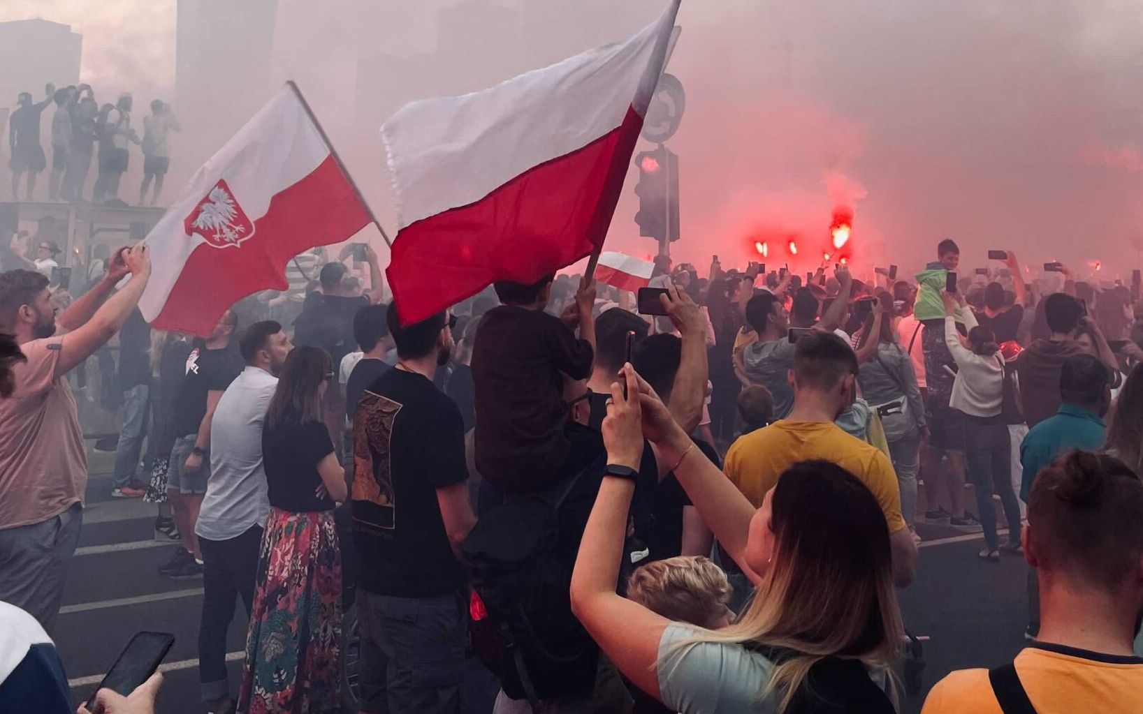 Grafika do artykułu Dwa pochody w rocznicę Powstania Warszawskiego: Marsz Milczenia i marsz narodowców [LIVE, ZDJĘCIA]