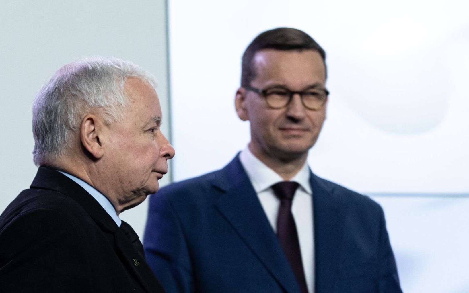26.09.2020 Warszawa , ul. Nowogrodzka 84/86 . Prezes Prawa i Sprawiedliwosci Jaroslaw Kaczynski (L) i premier Mateusz Morawiecki (P) podczas podpisania umowy koalicyjnej liderow Zjednoczonej Prawicy .
Fot. Dawid Zuchowicz / Agencja Gazeta *** Local Caption *** .