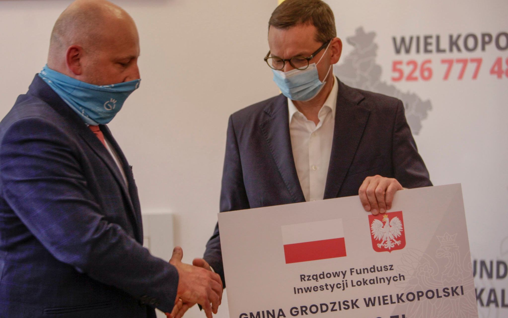 07.07.2020 Grodzisk Wielkopolski . Urzad Miasta . Premier Mateusz Morowiecki podczas spotkania z samorzadowcami Wielkopolski , podczas ktorego wreczyl symboliczne czeki Rzadowego Funduszu Inwestycji Lokalnych .
Fot. Piotr Skornicki / Agnencja Gazeta