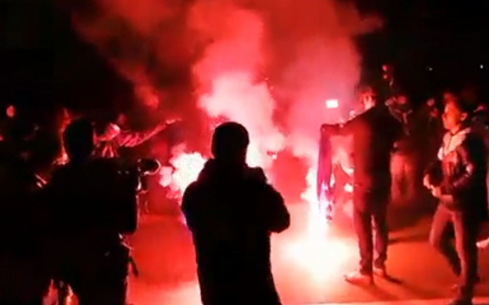Grafika do artykułu Narodowcy kpią sobie z policji. Nie potrafi ich ukarać za łamanie prawa, może będzie musiała nagrodzić