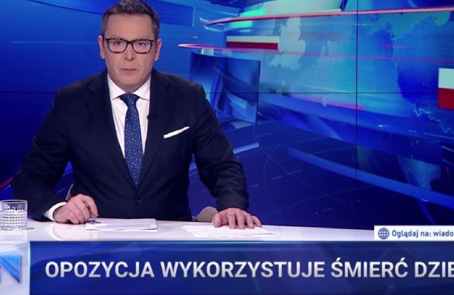 Mężczyna prowadzi Wiadomości TVP