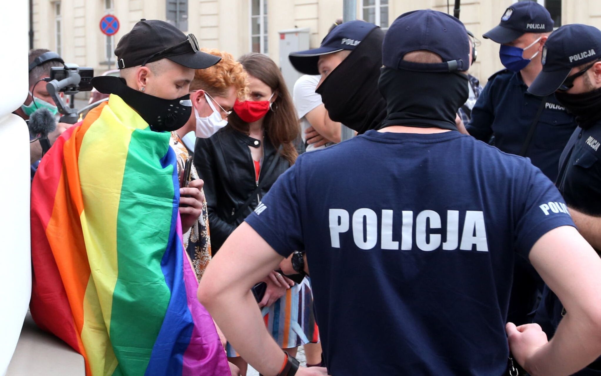 11.06.2020  Warszawa. Uczestnicy spotkania Teczowe disco pod Palacem prezydenckim bawia sie  , a potem sa zatrzymywani przez policje .  Fot . Kuba Atys / Agencja Gazeta