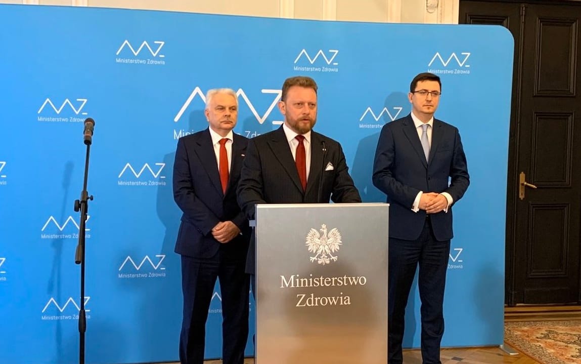 Grafika do artykułu Pierwszy przypadek koronawirusa w Polsce. Naukowcy: mężczyźni chorują częściej, dzieci epidemia oszczędza