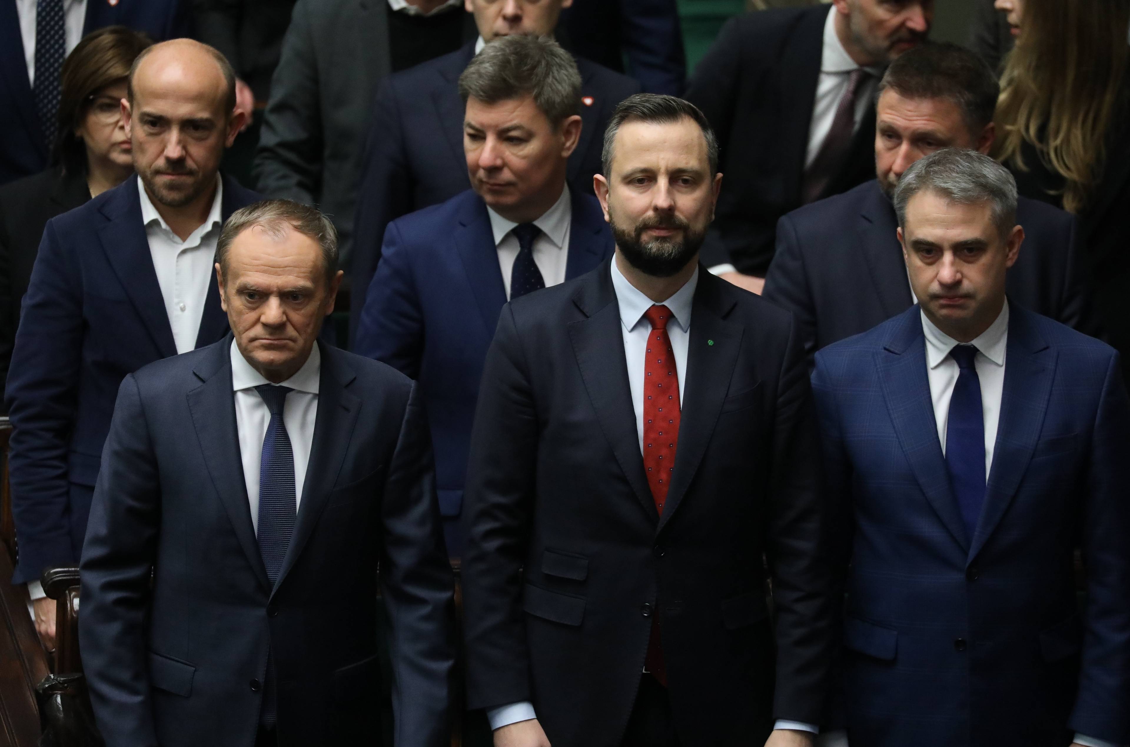 W ławach rządowych w Sejmie stoją obok siebie Donald Tusk, Władysław Kosiniak-Kamysz i Krzysztof Gawkowski