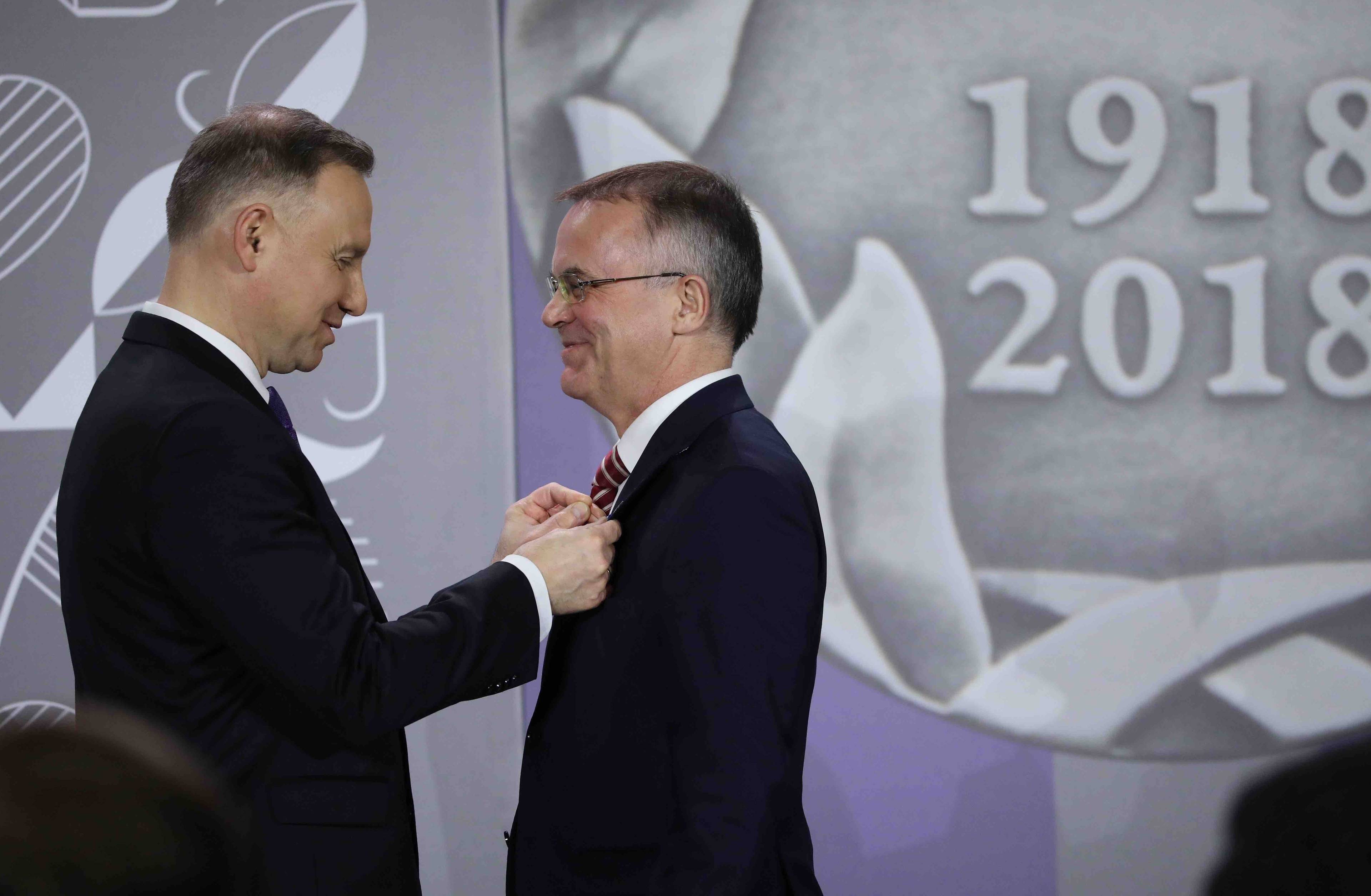 Prezydent Andrzej Duda przypina odznaczenie Jarosławowi Sellinowi