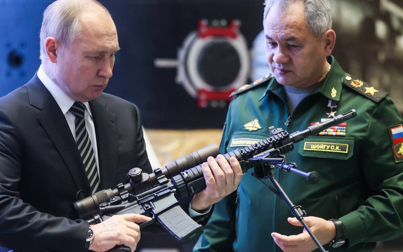 Russian President Vladimir Putin and Defence Minister Sergei Shoigu tour a military gear exhibition before the annual meeting of the Defence Ministry board in Moscow on December 21, 2021. (Photo by Mikhail METZEL / SPUTNIK / AFP)