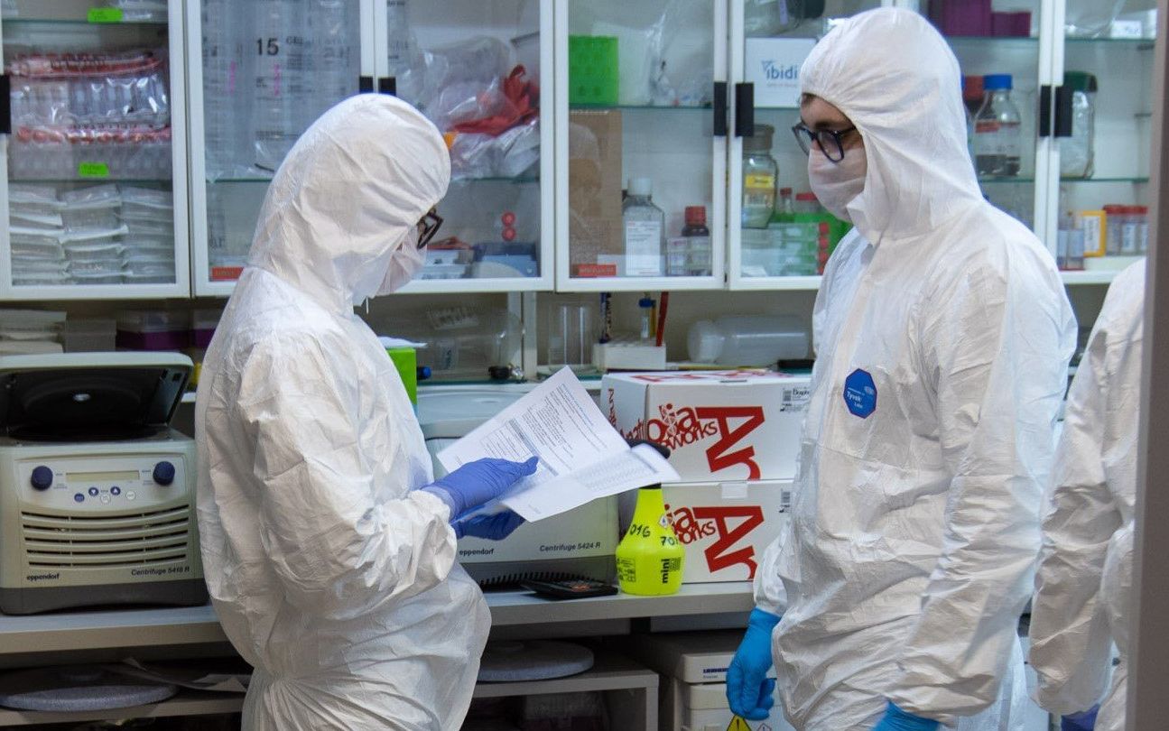 20.03.2020 Poznan , Instytut Chemii Bioorganicznej Polskiej Akademii Nauk . Badanie probek wymazow pobranych od osob z podejrzeniem koronawirusa .  Zespol badawczy opracowuje autorski test na obecnosc koronawirusa . 
Fot. Lukasz Cynalewski / Agencja Gazeta
