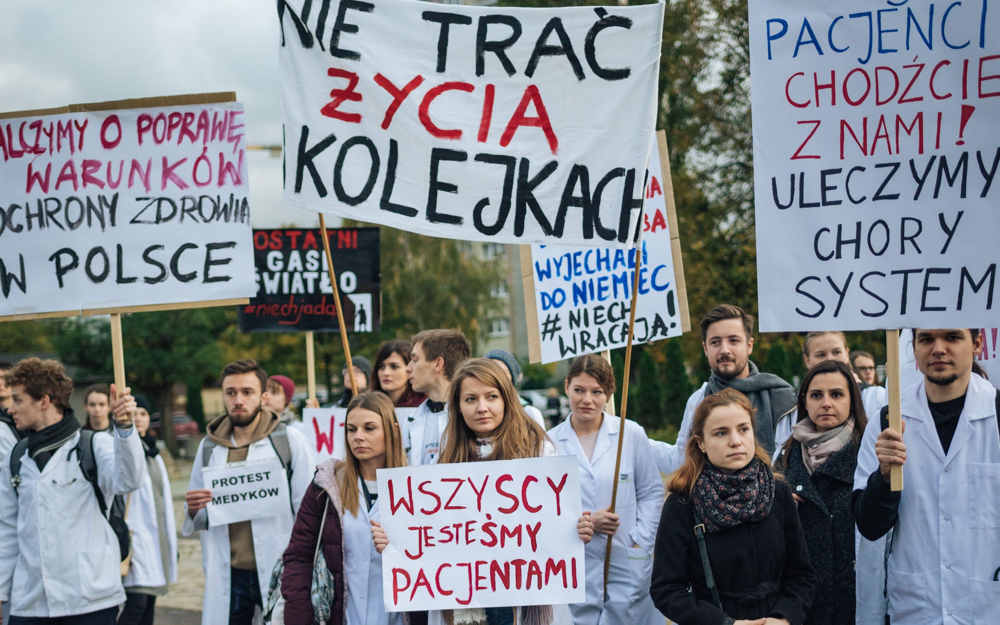 26.10.2017 Gdansk . Trwa juz 5 dzien protestu glodowego lekarzy w Gdansku . W ramach poparcia dla glodujacych lekarzy , zorganizowano marsz poparcia dla protestujacych , ktory rozpoczal sie na Uniwersytecie Medycznym . Nastepnie protestujacy w mileczniu przeszli pod Pomnik Poleglych Stoczniowcow , gdzie przedstawili postulaty i udali sie na Dlugi Targ pod pomnik Neptuna .
fot . Bartosz Banka / Agencja Gazeta