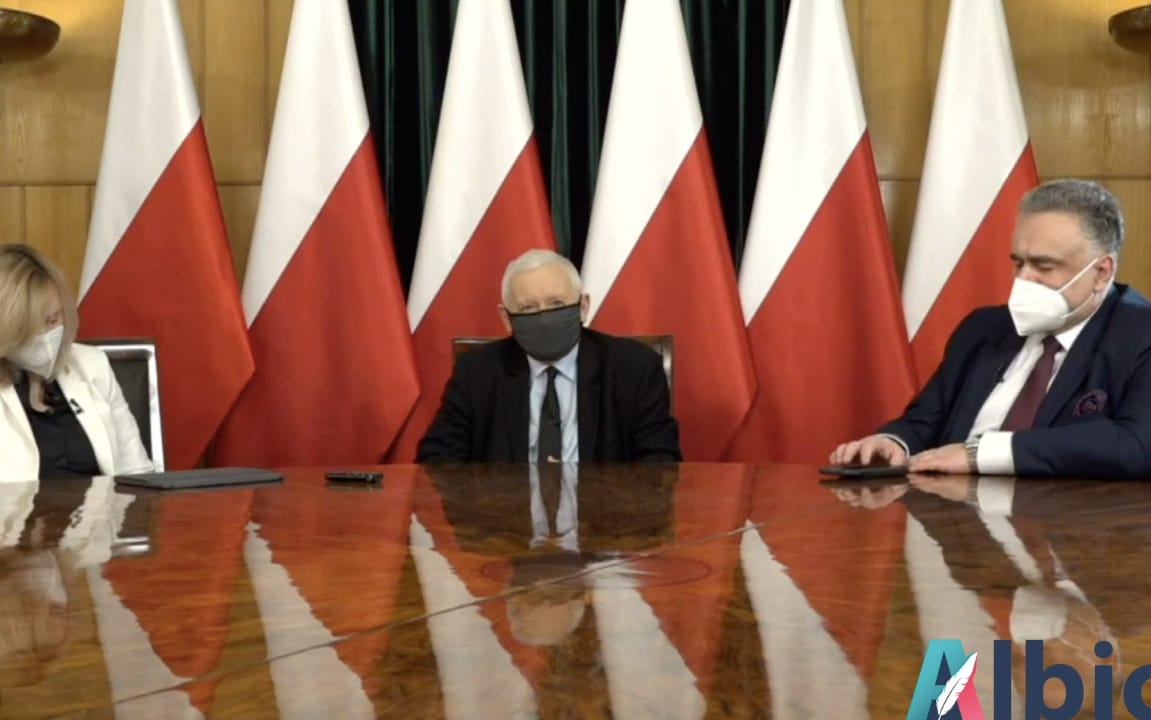 Grafika do artykułu Transfobia Kaczyńskiego na Dzień Osób Transpłciowych: "W normalnym świecie kobieta jest kobietą"