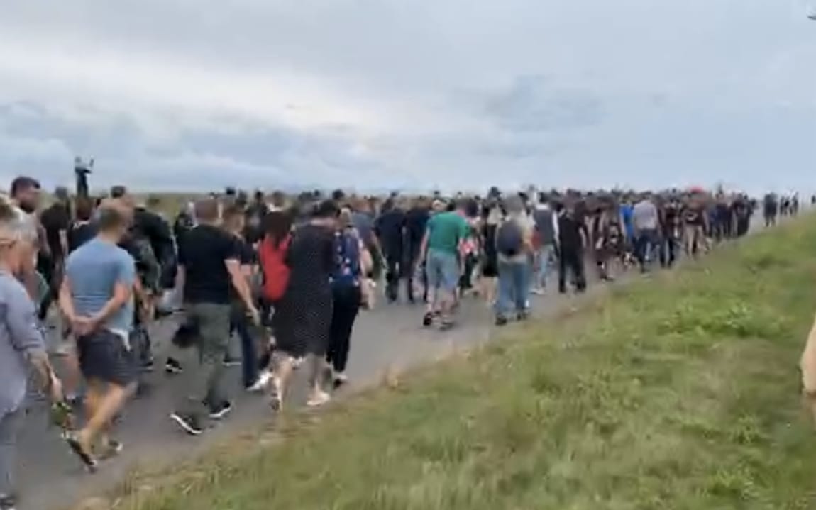 Grafika do artykułu Milczący tłum żegna Nikitę Kryucoua, demonstranta, znalezionego w lesie z pętlą na szyi