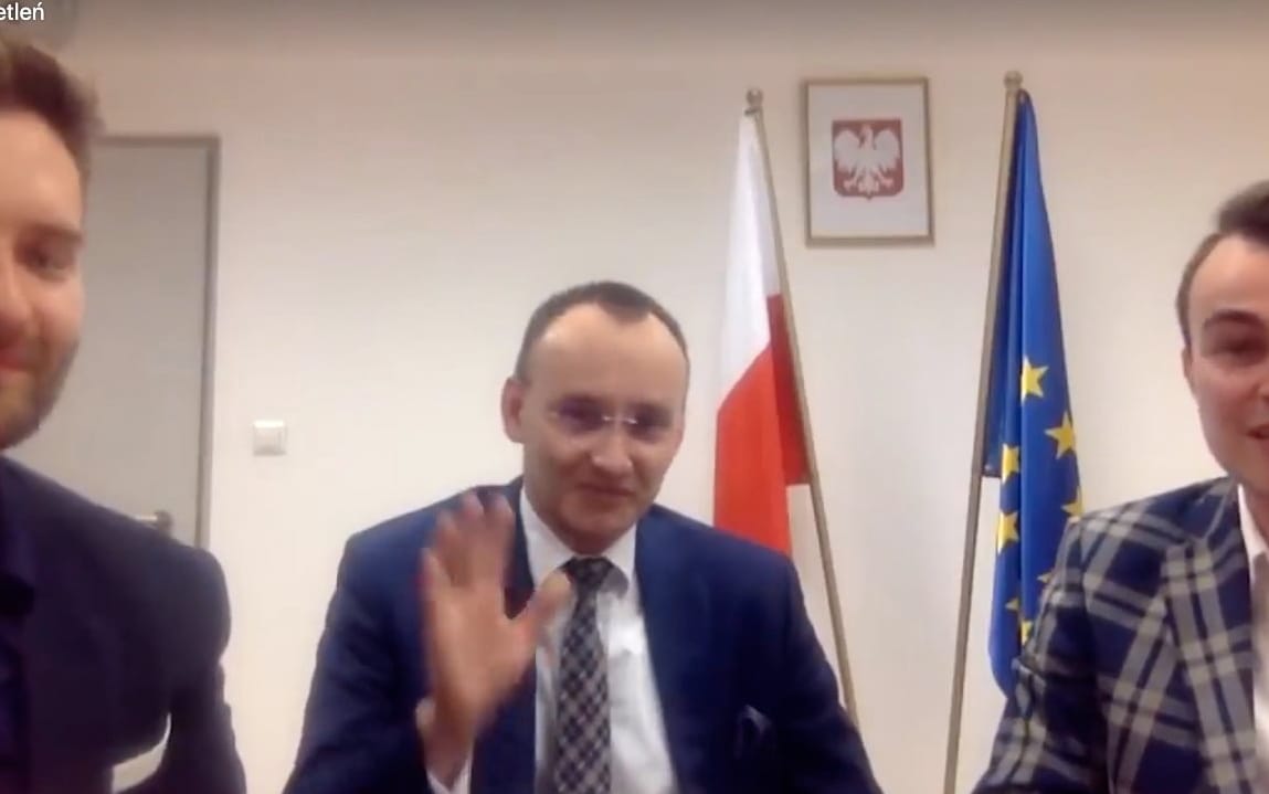 Grafika do artykułu Autopromocja doradcy ds. promocji. „Prywatny” konkurs promujący kamizelki finansowane przez ministerstwo