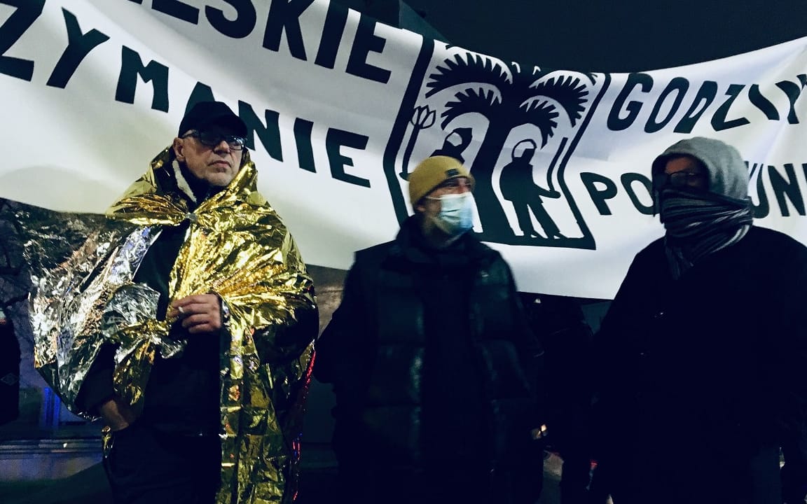 Grafika do artykułu Obywatele RP wytrwali, policja odpuściła. Na Nowy Rok życzą: „Żeby to k….two zniknęło wreszcie”