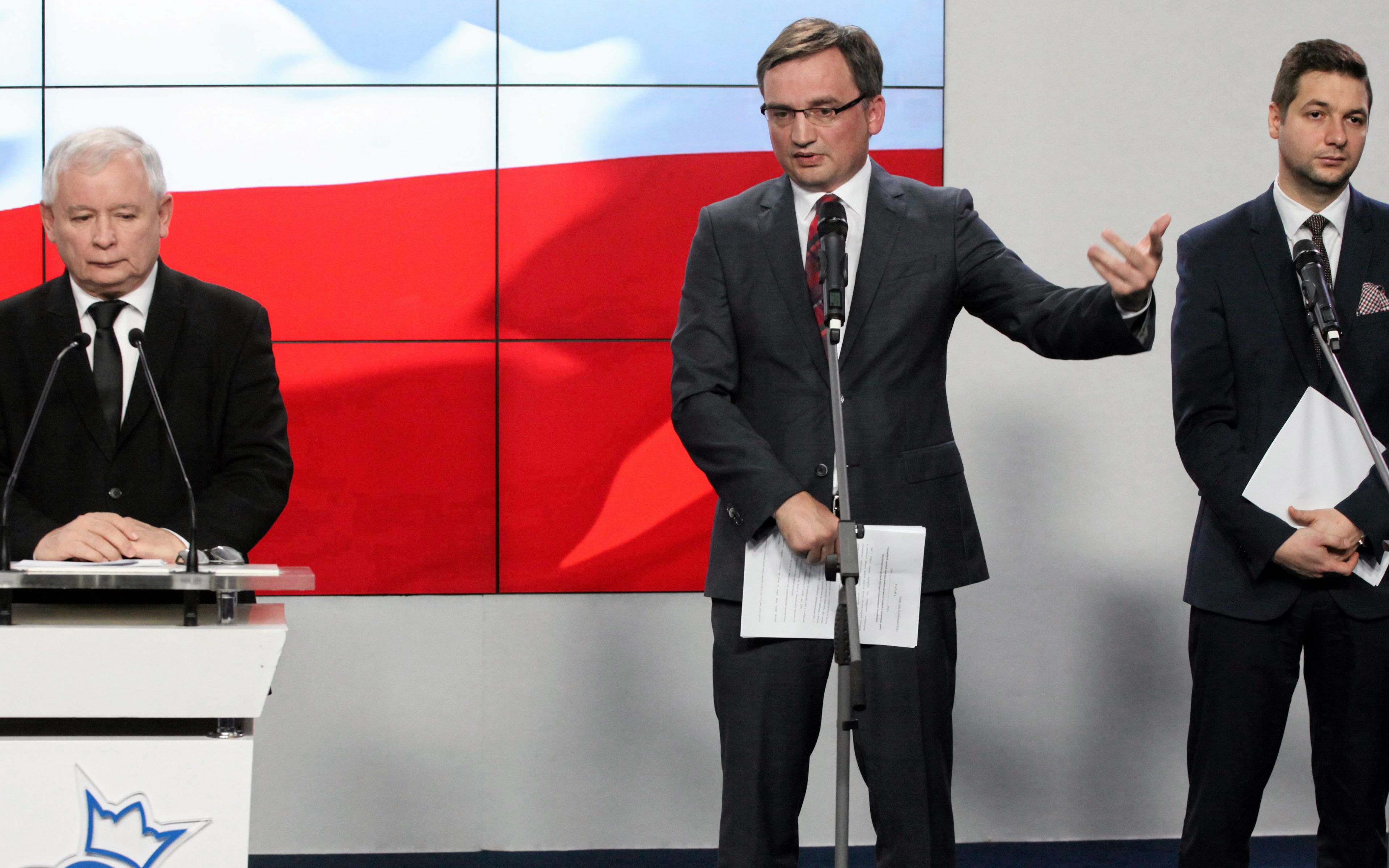 18.10.2016 Warszawa , ul Nowogrodzka 84/86 , siedziba partii Prawo i Sprawiedliwosc . Prezes PiS Jaroslaw Kaczynski , minister sprawiedliwosci Zbigniew Ziobro i Patryk Jaki podczas konferencji prasowej w sprawie reprywatyzacji w Warszawie .
Fot . Slawomir Kaminski / Agencja Gazeta