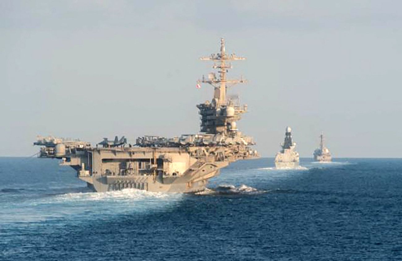 19 listopada 2019, Lotniskowiec USS Abraham Lincoln w cieśninie Ormuz