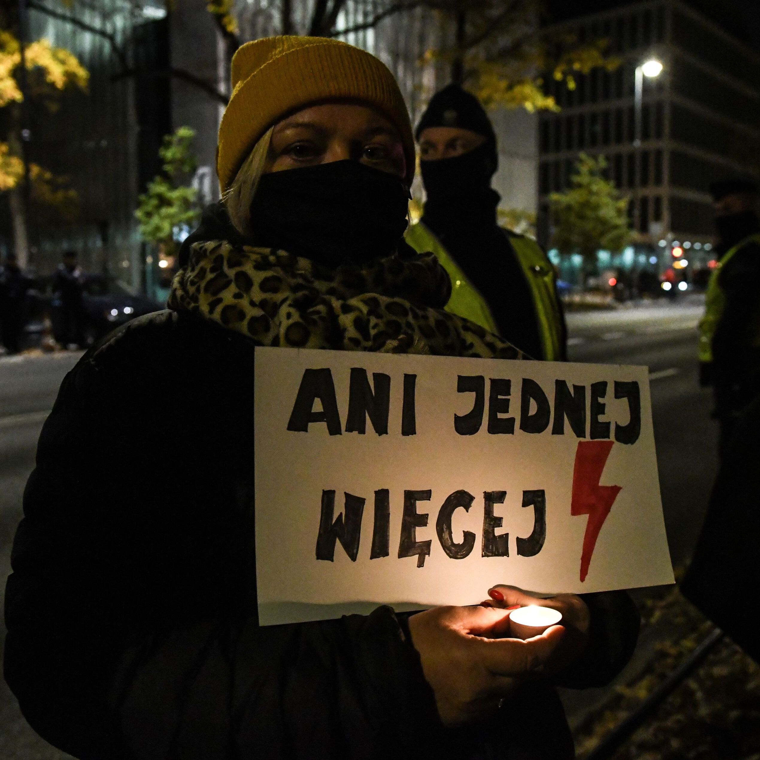 01.11.2021. Ani jednej więcej. Znicze pod TK
