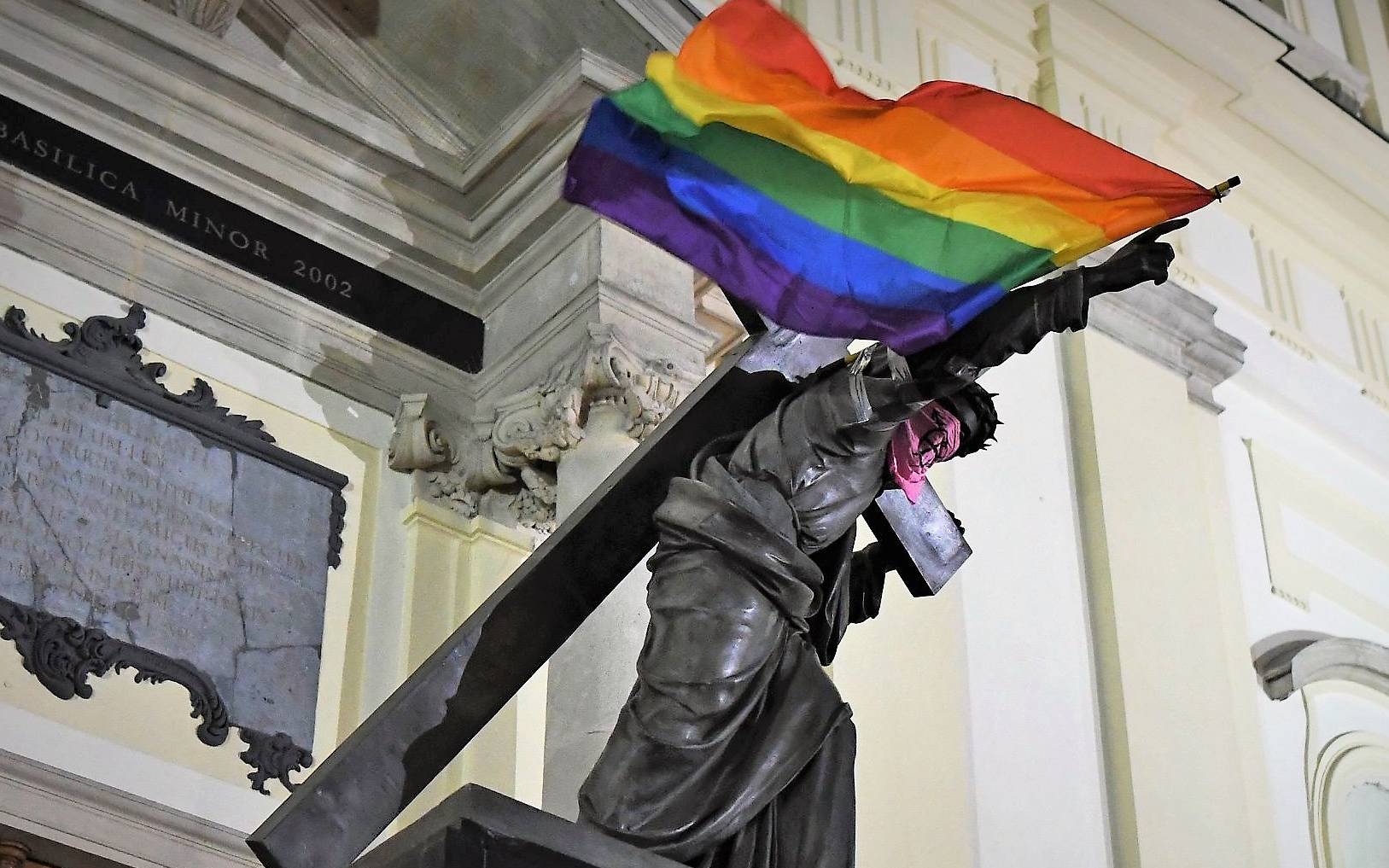 Grafika do artykułu Morawiecki: To barbarzyństwo! Aktywistki: To szturm na homofobię. Prawnik: To nie była profanacja