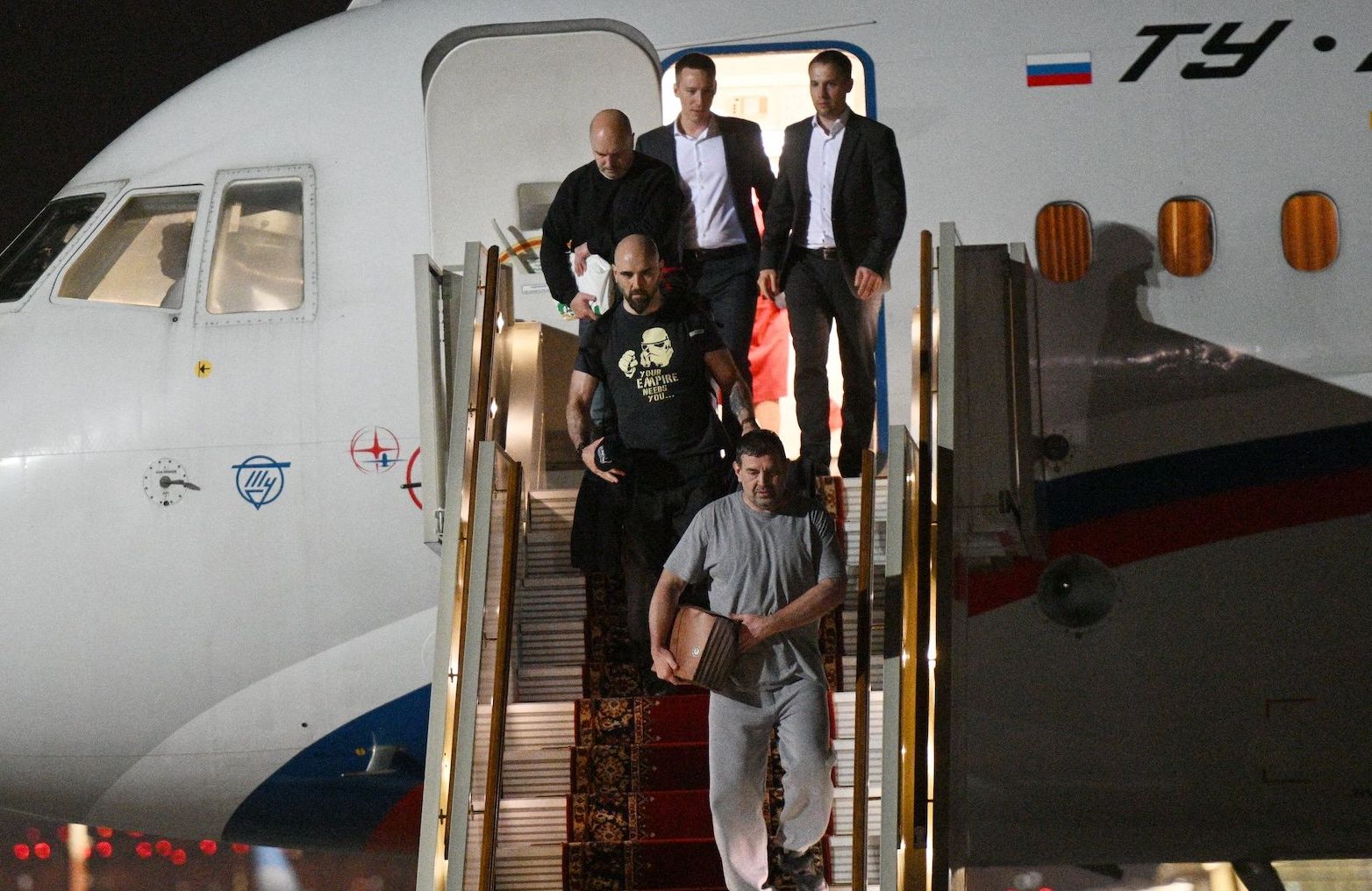 Rosyjscy więźniowie wychodzą z samolotu, który przywiózł ich do Moskwy. Wśród wychodzących Paweł Rubcow vel Pablo Gonzalez w koszulce z postacią z Gwiezdnych Wojen.