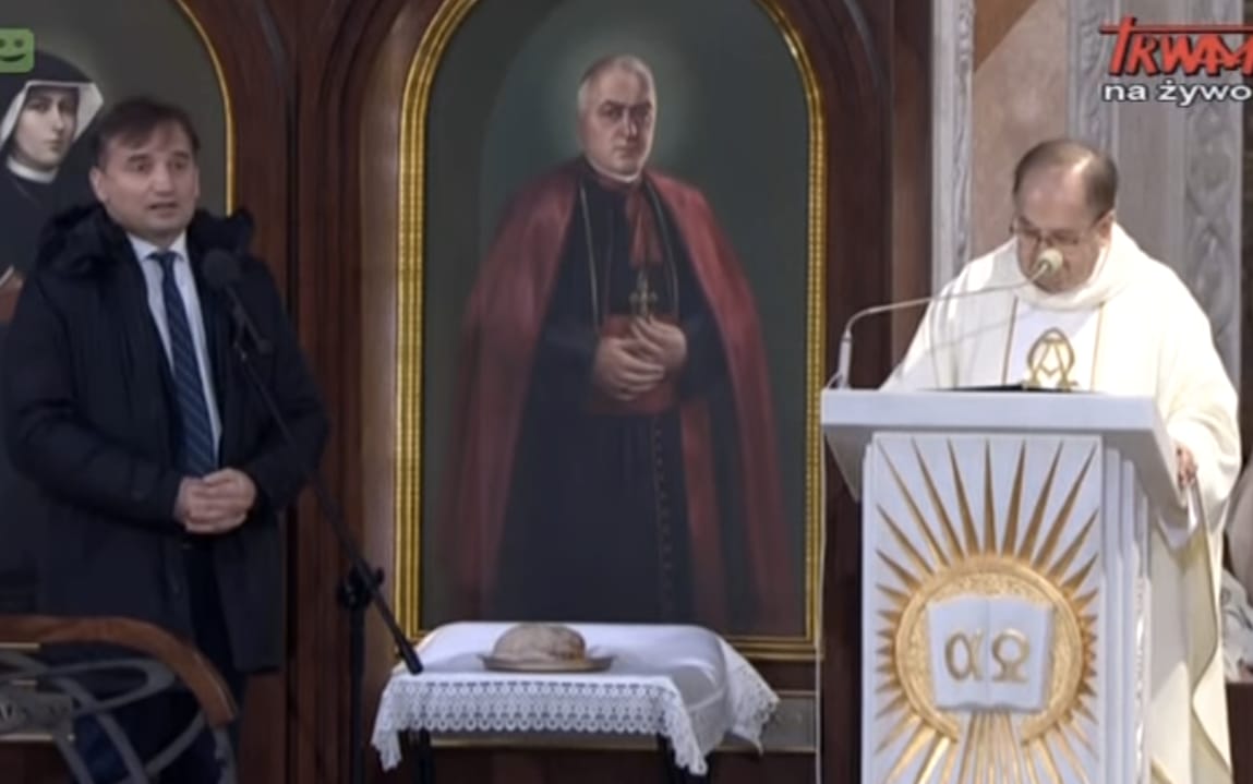 Grafika do artykułu Dera też ma pokusy, Tarczyński krzyczy na media. Obóz władzy reaguje na słowa Rydzyka o pedofilii