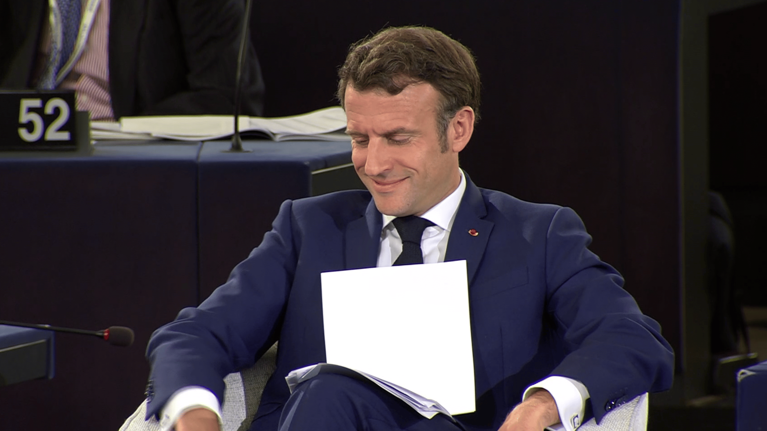 Emmanuel Macron słucha wystąpienia 23-letniej studentki z Włoch, Laury Marii Cinquini podczas Konferencji o Przyszłości Europy, Strasburg, 9 maja 2022