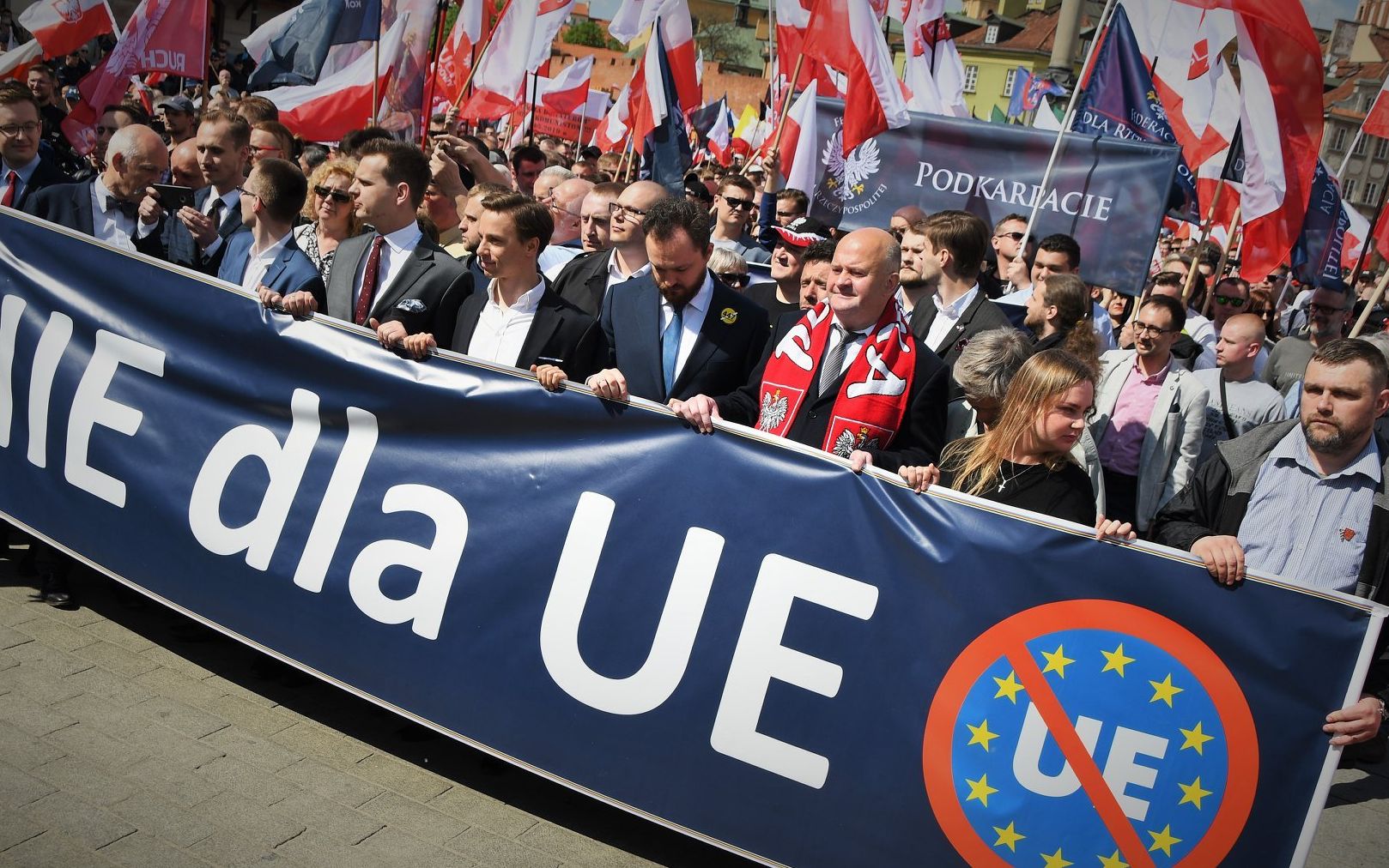 Grafika do artykułu Marsz nacjonalistów przeciw UE, PiS i Żydom. Zaatakowali reportera OKO.press i uczestniczkę kontrdemonstracji