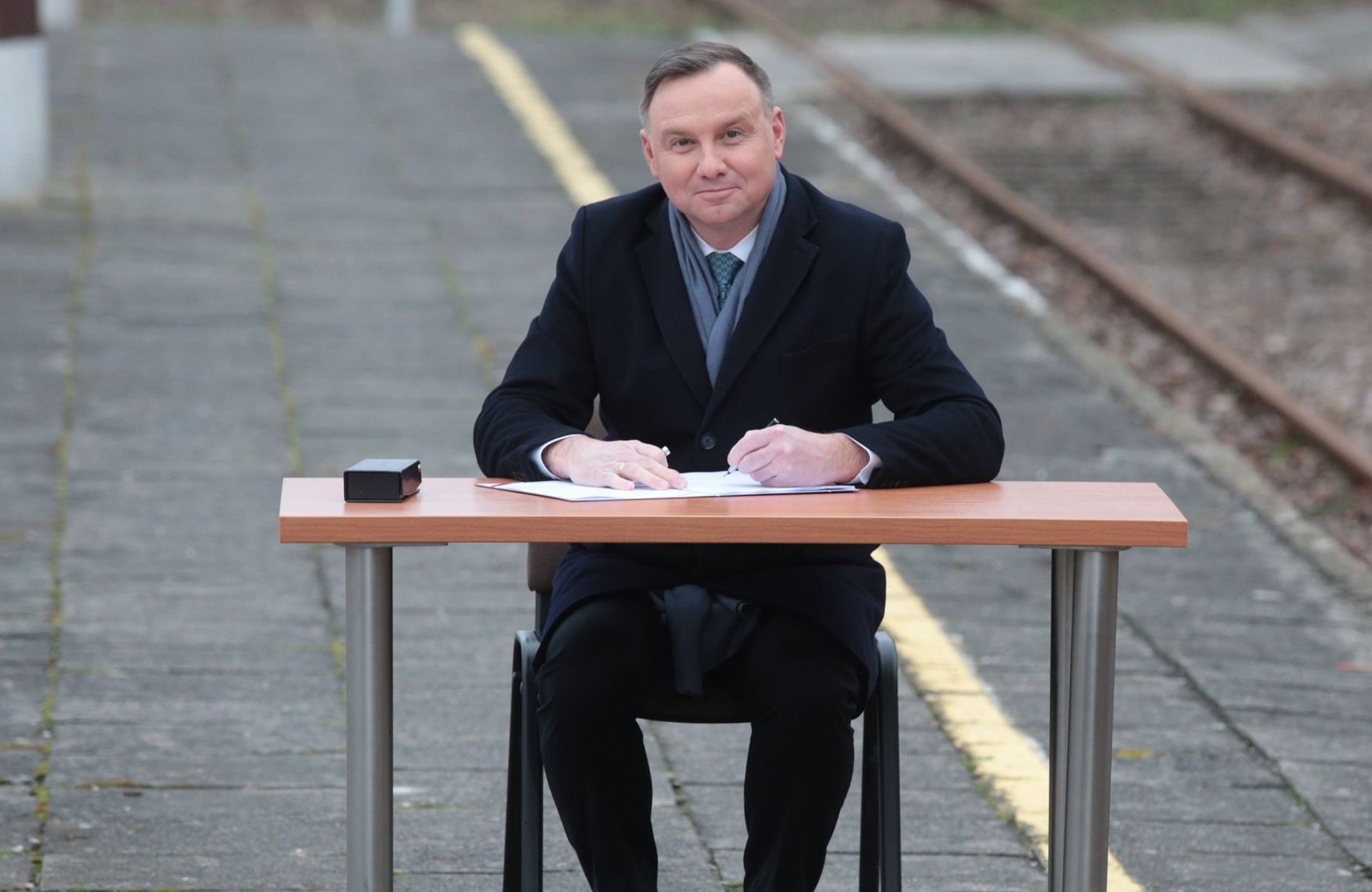 Prezydent Duda na nieczynnym dworcu w Końskich