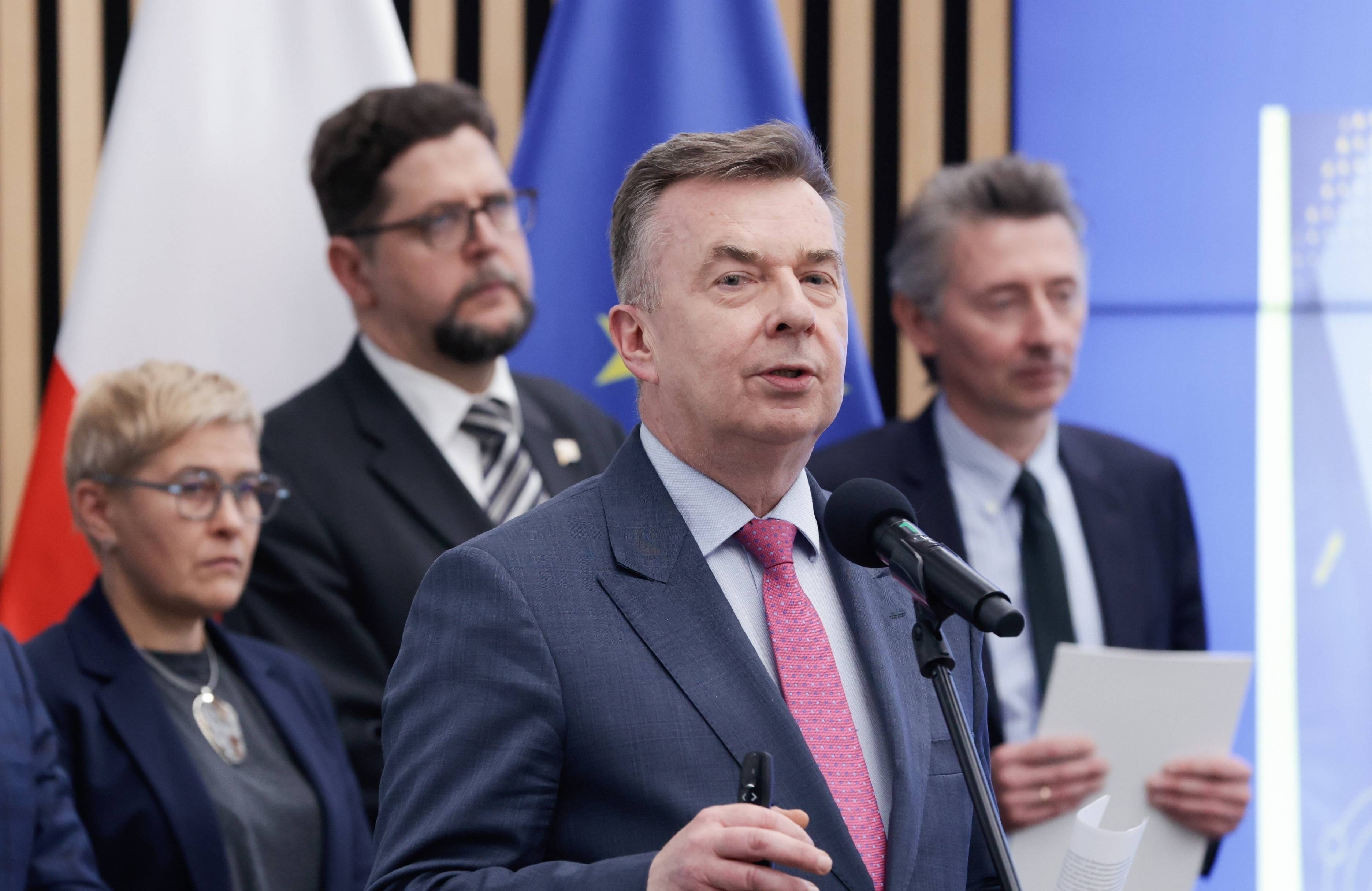 Dariusz Wieczorek na konferencji prasowej. W tle wiceministrowie