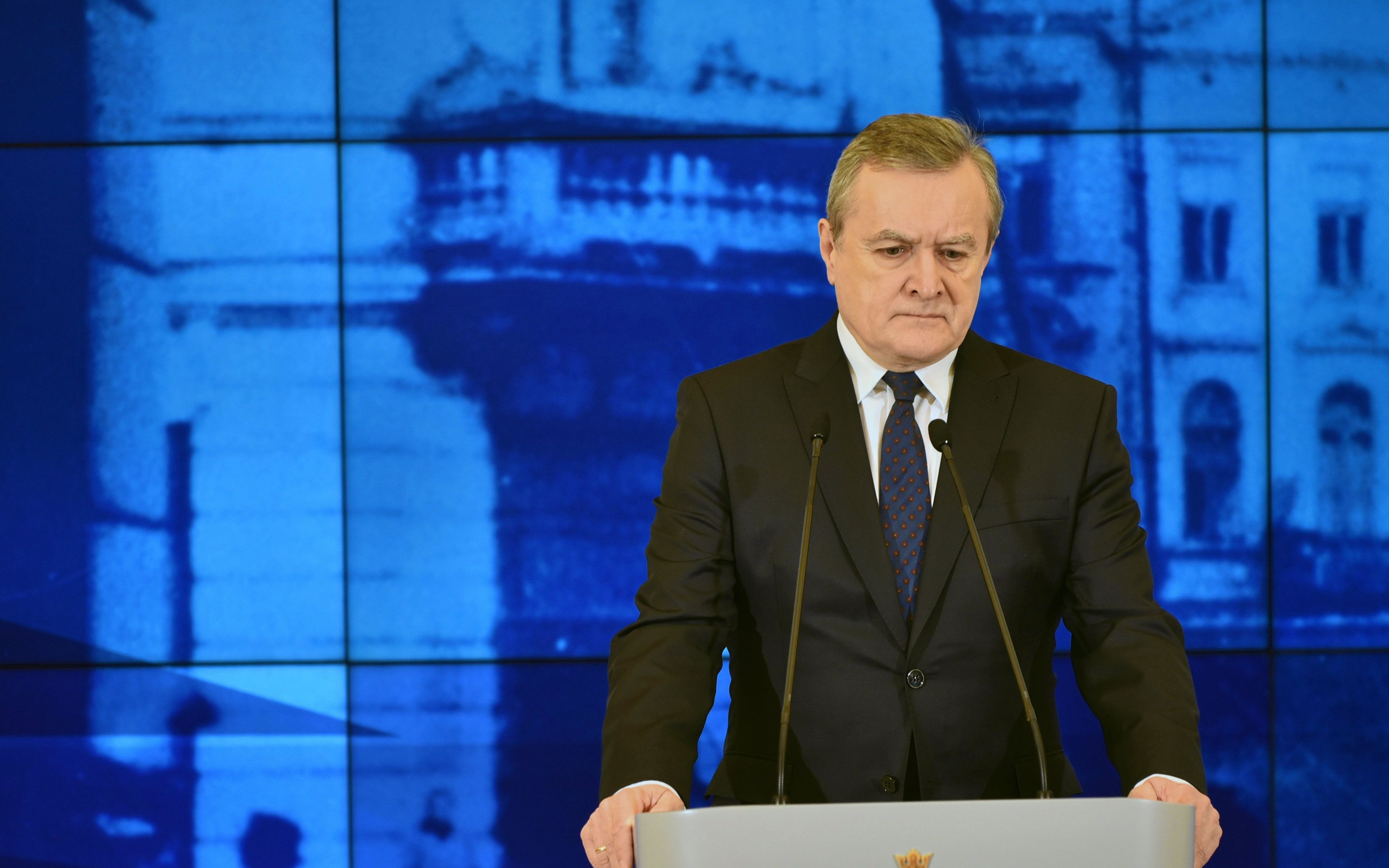 07.03.2018 Warszawa , Kancelaria Prezesa Rady Ministrow , Premier Mateusz Morawiecki (L) i wiceminister Piotr Glinski podczas konferencji prasowej na temat planow budowy Muzeum Getta Warszawskiego .
Franciszek Mazur / Agencja Gazeta