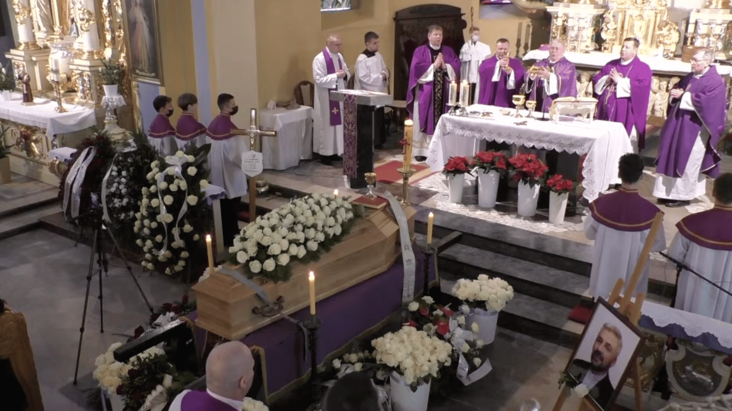 księża koncelebrują mszę pogrzebową Konkola
