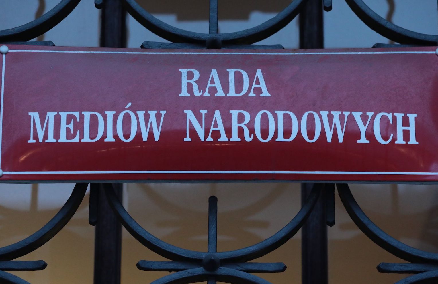 Tablica na bramie wejściowej do siedziby Rady Mediów Narodowych.