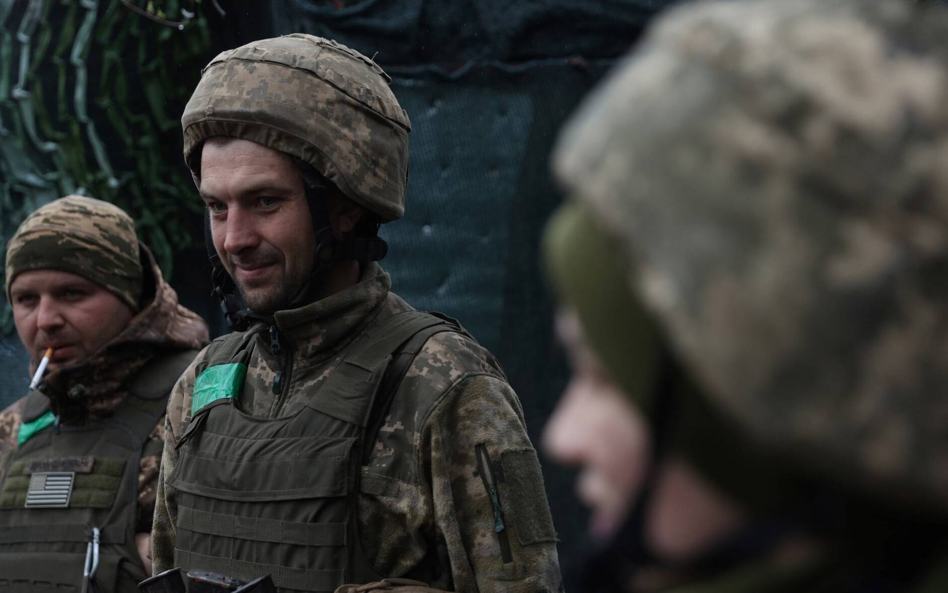 Ukrainian servicemen attend at their position on the front line not far from the town of New York, Donetsk region on April 14, 2022, amid Russian invasion of Ukraine. (Photo by Anatolii Stepanov / AFP)